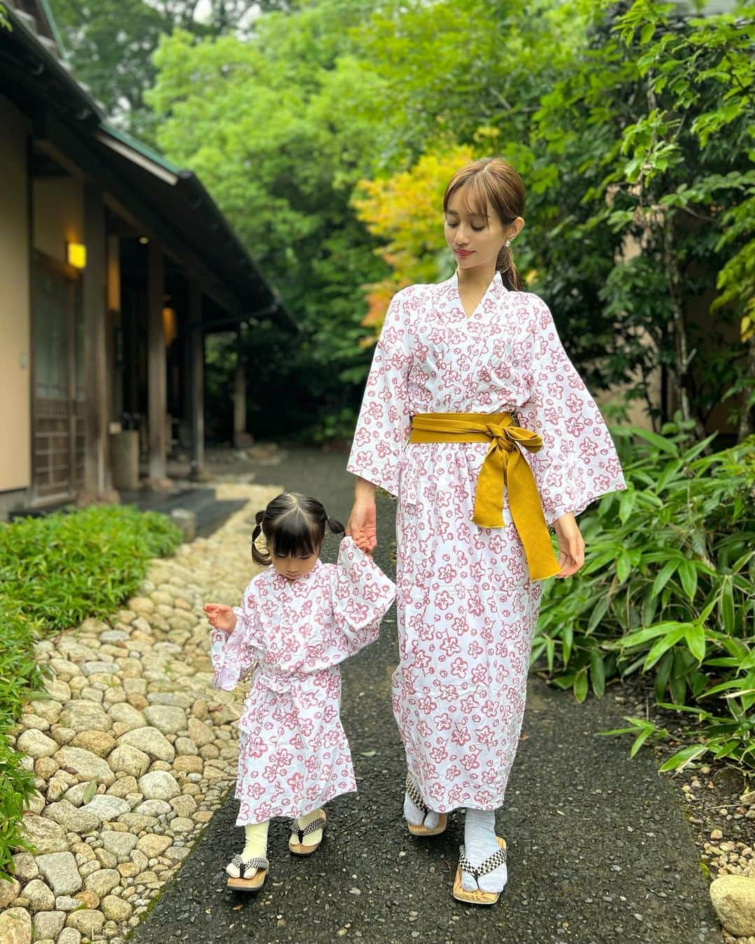 橘リンさんのインスタグラム写真 - (橘リンInstagram)「湯布院の温泉旅館 【由布院 梅園 GARDEN RESORT】  由布岳の雄大な自然の中、 ゆったりと佇む温泉旅館。  離れの客室に宿泊したんだけど、 プライベートな空間でとてもゆっくりできた🤍 そしてお部屋に贅沢なお風呂があったよ🥺  都会から離れてのんびりと 景色、空気、香り、音に癒されました🌱  ロビーラウンジでは19:30〜21:00まで ソフトドリンク、アルコールが無料で利用できるので 温泉あがりに利用するのがオススメ❣️  PR @yufuin.baien #湯布院宿泊 #湯布院旅館 #湯布院旅行 #大分旅館 #大分ホテル #大分旅行 #由布院梅園 #湯布院ホテル #トリドリベース #ママコーデ #プチプラコーデ #グレイル #grl」7月30日 9時28分 - rincharon