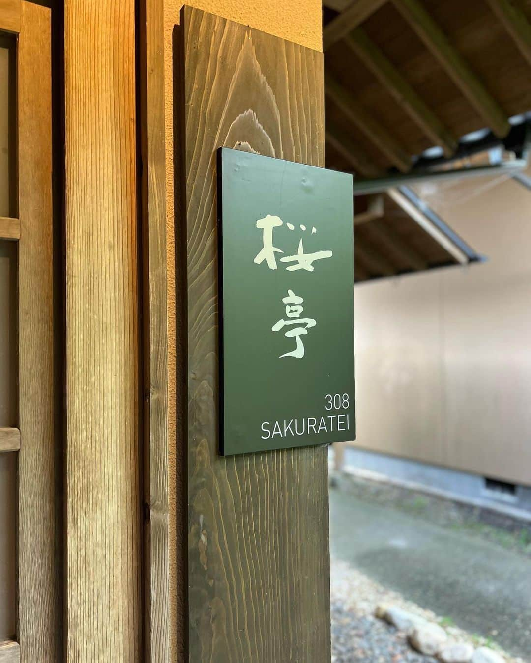 橘リンさんのインスタグラム写真 - (橘リンInstagram)「湯布院の温泉旅館 【由布院 梅園 GARDEN RESORT】  由布岳の雄大な自然の中、 ゆったりと佇む温泉旅館。  離れの客室に宿泊したんだけど、 プライベートな空間でとてもゆっくりできた🤍 そしてお部屋に贅沢なお風呂があったよ🥺  都会から離れてのんびりと 景色、空気、香り、音に癒されました🌱  ロビーラウンジでは19:30〜21:00まで ソフトドリンク、アルコールが無料で利用できるので 温泉あがりに利用するのがオススメ❣️  PR @yufuin.baien #湯布院宿泊 #湯布院旅館 #湯布院旅行 #大分旅館 #大分ホテル #大分旅行 #由布院梅園 #湯布院ホテル #トリドリベース #ママコーデ #プチプラコーデ #グレイル #grl」7月30日 9時28分 - rincharon