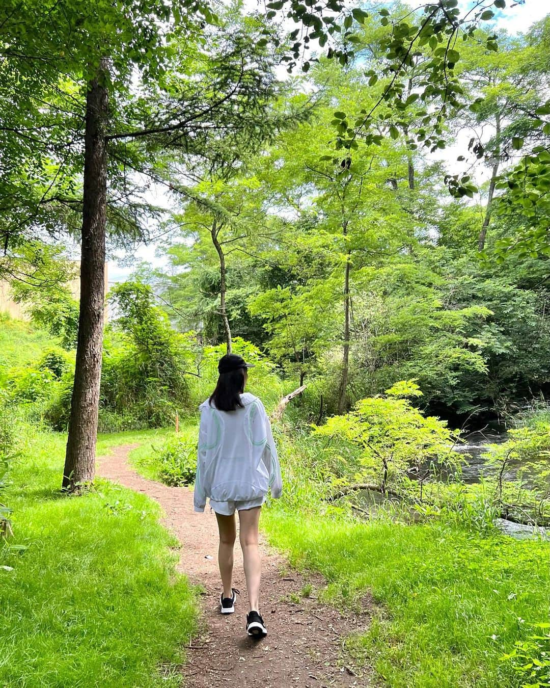 山岸逢花さんのインスタグラム写真 - (山岸逢花Instagram)「めちゃくちゃマイナスイオン浴びて 浄化されてきた〜〜🧘🏻‍♀️🫧🫧 （マイナスイオンって言うけど何者なんだろう、 わたしたちはプラスなのかなんなのか） . . . この間の休みは急遽避暑🏃‍♂️🏃‍♂️ 渓谷があったからお散歩してきたよ . . . . . . #山岸逢花 #あいぱん #AV女優 #AV #aikayamagishi」7月30日 11時13分 - ayakayamagishi_