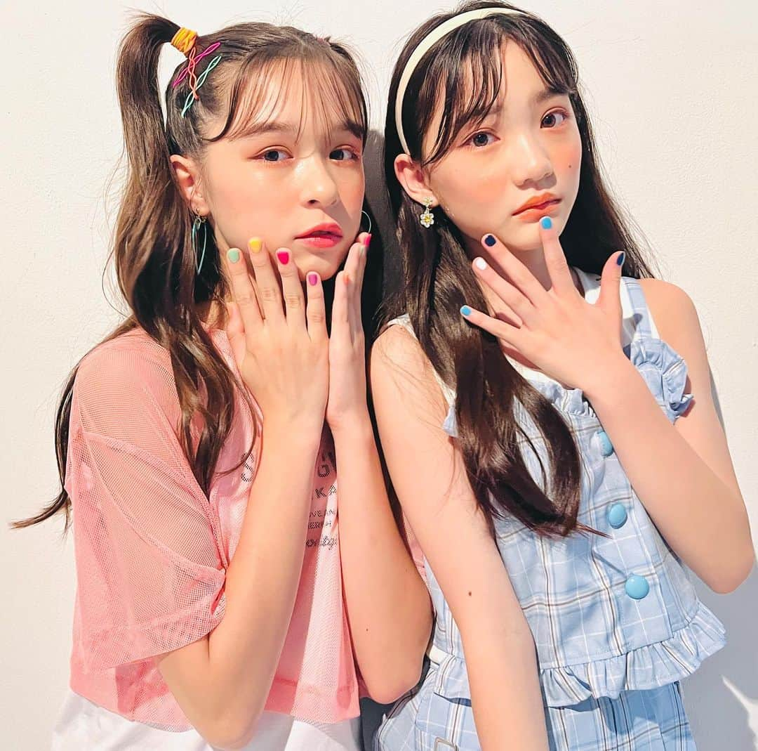 ニコ☆プチさんのインスタグラム写真 - (ニコ☆プチInstagram)「💅💖  スターコンビの2人で 今話題の"はがせるジェルネイル"やってみたよ😳✨🌈  スティックでぬって、 LEDで固めるだけだからとってもかんたんなの🥰 なのにめちゃかわ〜〜‼︎😭💗 オフするときはぺりっとはがすだけ🫶🏻  夏休みにおすすめ＾＾❕  @charmstick.sevenbeauty  #チャームスティックジェル #ジェルネイル #夏ネイル #ネイル #星名ハルハ #星乃あんな #ニコプチ #夏休み #小学生 #小学生ネイル #中学生 #セルフネイル」7月30日 15時18分 - nicopuchi_official