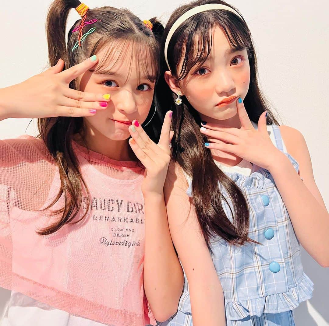ニコ☆プチさんのインスタグラム写真 - (ニコ☆プチInstagram)「💅💖  スターコンビの2人で 今話題の"はがせるジェルネイル"やってみたよ😳✨🌈  スティックでぬって、 LEDで固めるだけだからとってもかんたんなの🥰 なのにめちゃかわ〜〜‼︎😭💗 オフするときはぺりっとはがすだけ🫶🏻  夏休みにおすすめ＾＾❕  @charmstick.sevenbeauty  #チャームスティックジェル #ジェルネイル #夏ネイル #ネイル #星名ハルハ #星乃あんな #ニコプチ #夏休み #小学生 #小学生ネイル #中学生 #セルフネイル」7月30日 15時18分 - nicopuchi_official