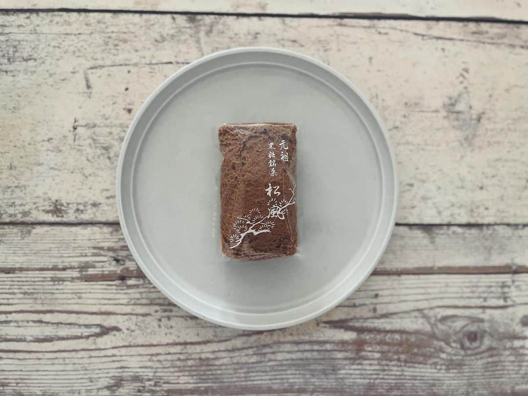 佐倉真衣さんのインスタグラム写真 - (佐倉真衣Instagram)「一番好きなどら焼き。 白あん黒あんどっち派ですか？？ 私は絶対黒あん（つぶ）なんだけど、ここの白あんは本当に美味しいから決められない🤭 ちなみに黒糖蒸しパン的な松風も美味しい😋  #どら焼き #亀十 #亀十のどら焼き #浅草 #浅草グルメ」7月30日 16時18分 - maitanaka20