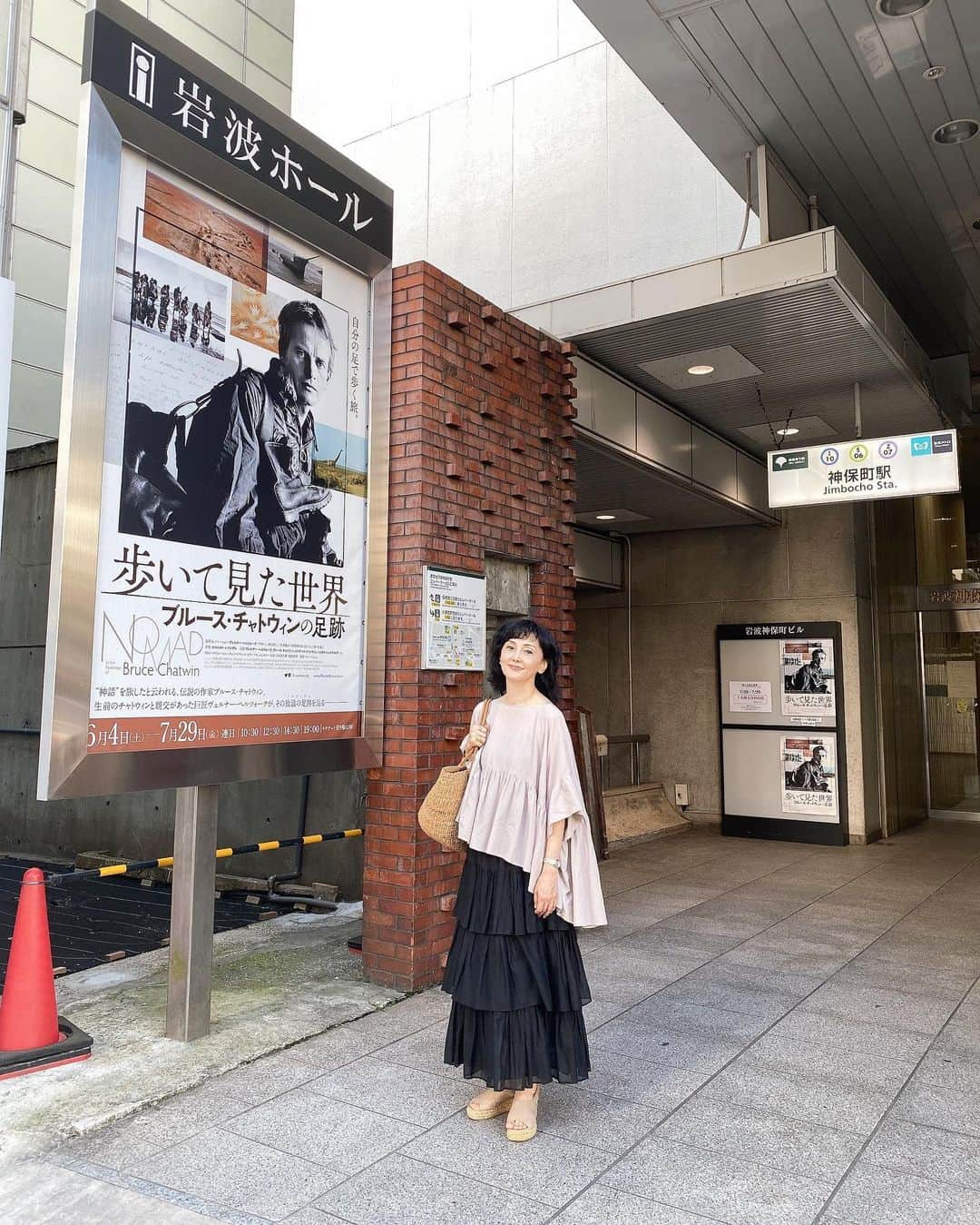 南果歩さんのインスタグラム写真 - (南果歩Instagram)「#岩波ホール が54年間の歴史に幕を降ろしました🍀 単館映画館、ミニシアターの先駆けとなり、素晴らしい映画を数々上映してきた岩波ホール。 私のデビュー作「伽倻子のために」が公開されたのもここでした。 幾度となく岩波ホールに通い、取材を受けたり打ち合わせをしたりしました。 そして「Tomorrow明日」も岩波ホールでの公開でした。 色んな思い出がありすぎて、無くなってしまうことが信じられません。 28日に最後の上映を観てお別れをしましたが、最終日29日にも最後のお客様を見送りたいとホールに駆け込みました。 誰もいなくなった岩波ホールに感謝と別れを告げ、岩波律子さんと大竹洋子さんにもご挨拶をしました。 思い出はずっと私の心の中に生き続けます。 ここから、また新しい章が始まるのだと自分に言い聞かせて、最後にシャッターを下ろす瞬間まで見届けました🍀🍀🍀 ありがとう‼️ ありがとう‼️‼️ ありがとう‼️‼️‼️ 私は岩波ホールが大好きです😊😊😊」7月30日 18時24分 - kaho_minami