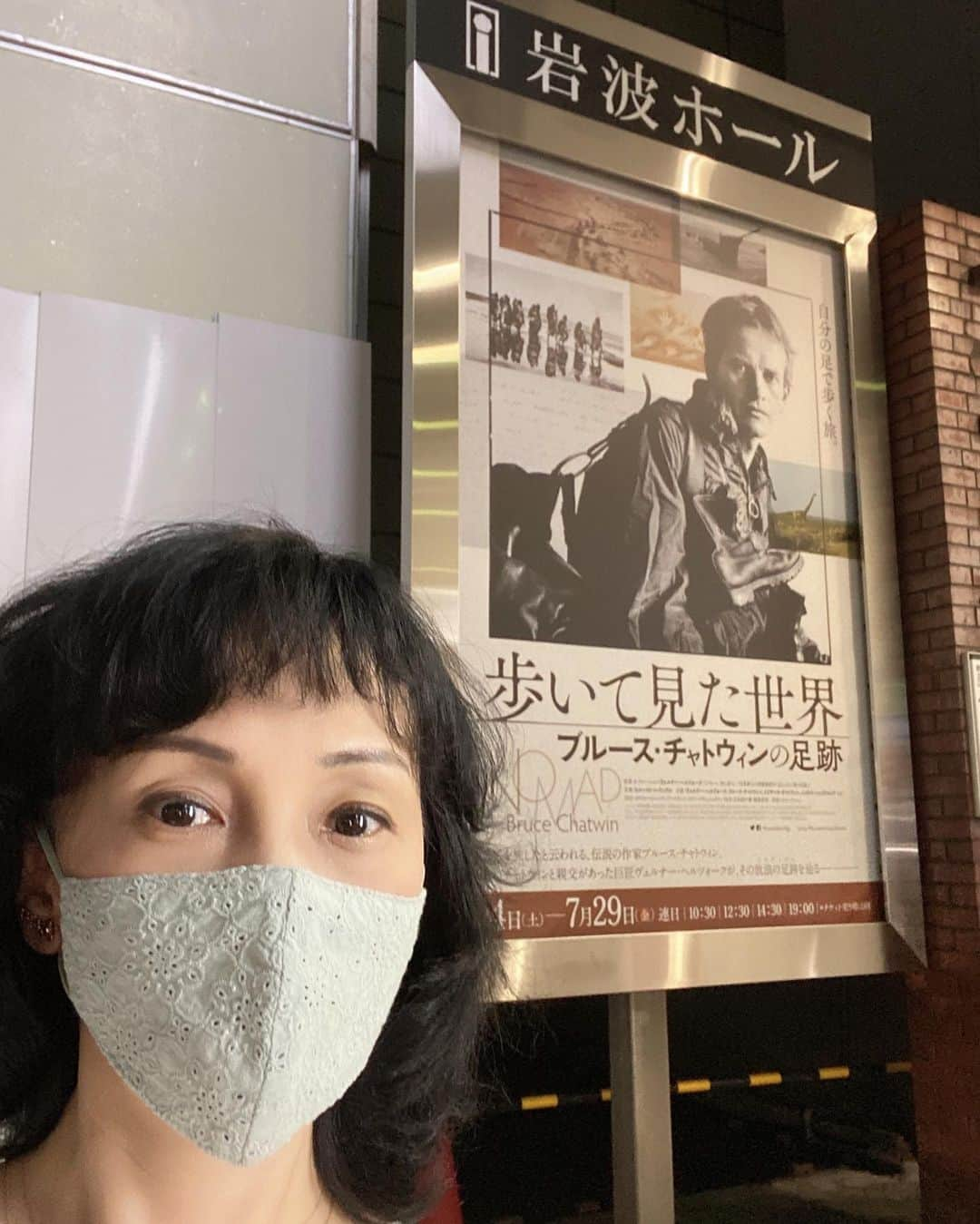 南果歩さんのインスタグラム写真 - (南果歩Instagram)「#岩波ホール が54年間の歴史に幕を降ろしました🍀 単館映画館、ミニシアターの先駆けとなり、素晴らしい映画を数々上映してきた岩波ホール。 私のデビュー作「伽倻子のために」が公開されたのもここでした。 幾度となく岩波ホールに通い、取材を受けたり打ち合わせをしたりしました。 そして「Tomorrow明日」も岩波ホールでの公開でした。 色んな思い出がありすぎて、無くなってしまうことが信じられません。 28日に最後の上映を観てお別れをしましたが、最終日29日にも最後のお客様を見送りたいとホールに駆け込みました。 誰もいなくなった岩波ホールに感謝と別れを告げ、岩波律子さんと大竹洋子さんにもご挨拶をしました。 思い出はずっと私の心の中に生き続けます。 ここから、また新しい章が始まるのだと自分に言い聞かせて、最後にシャッターを下ろす瞬間まで見届けました🍀🍀🍀 ありがとう‼️ ありがとう‼️‼️ ありがとう‼️‼️‼️ 私は岩波ホールが大好きです😊😊😊」7月30日 18時24分 - kaho_minami