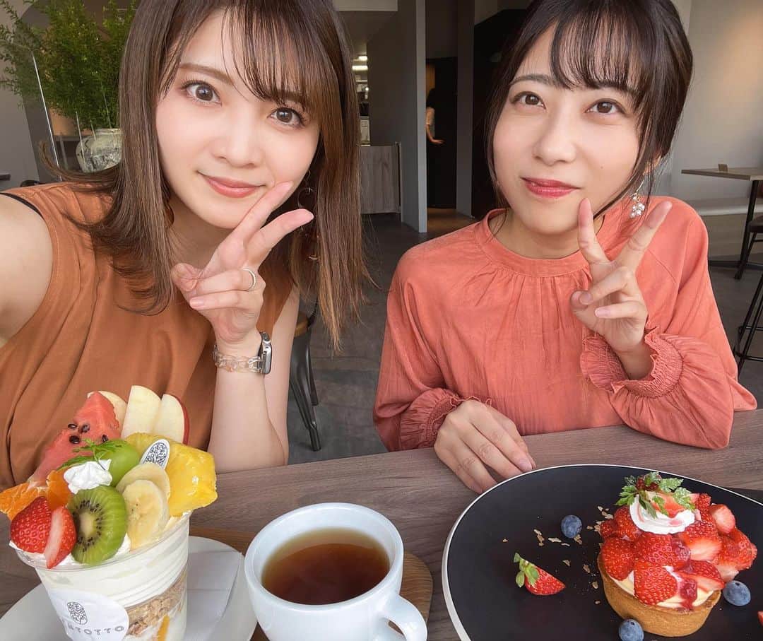 本谷紗己さんのインスタグラム写真 - (本谷紗己Instagram)「#わくわく編集部　 夏休み中のお写真🌞  風ちゃんこと風尾アナと ずっと行きたかったカフェに行きました🍑  @ventotto2021  パフェやケーキがいっぱいでどれにしようか悩んで、、、悩んで、、、 いろんな種類のフルーツを楽しめるパフェに🧁🤍  ぺろっと食べました😋 風ちゃんまた行きましょう🐶  @kazaoayaka__wtv  (風ちゃんインスタ)  わくわく編集部生放送は 来週8月5日から放送再開です🌟 わかやまキラリええもん見つけ旅の放送もありますよ〜👀！！  来週お楽しみに🫶✨ #insta_wakayama #wakayama #和歌山　#さぴ和歌山 #和歌山カフェ　#わくわく編集部 #なんて素敵な和歌山なんでしょう」7月30日 18時47分 - sappyon38