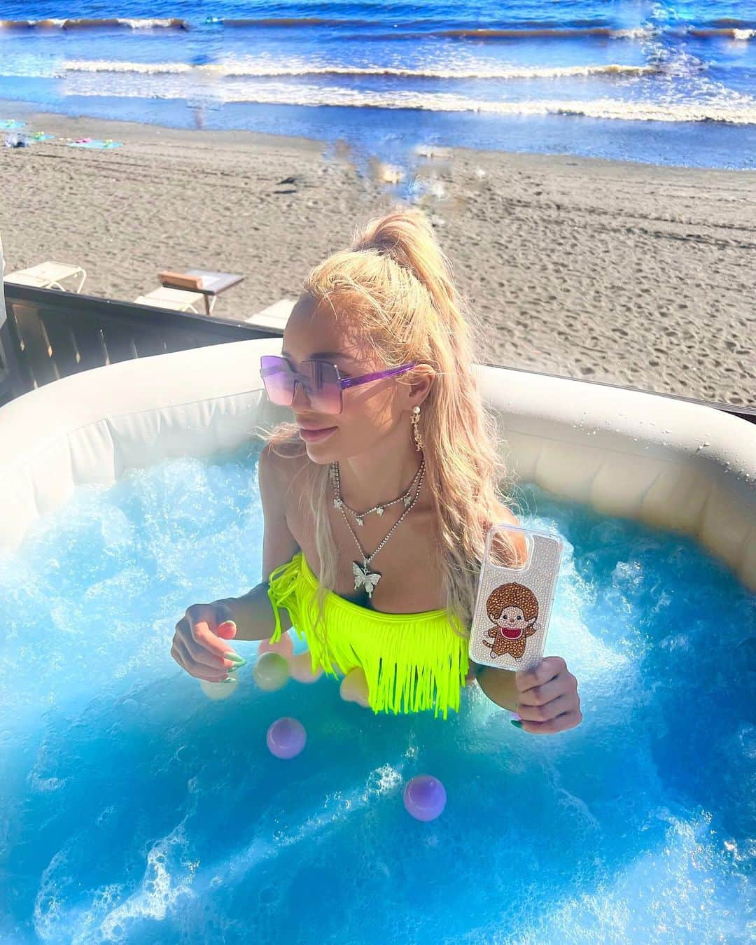 藤木そらさんのインスタグラム写真 - (藤木そらInstagram)「. . There was a jacuzzi at Enoshima Beach House🧸𓈒𓏸🖤 . .江ノ島にあるジャグジーがある海の家可愛すぎたなぁ(˙𐃷˙)めっちゃ映えるやないかぁ❤️🧡 . .江ノ島は安定ですね(*´ｰ`*)今年最後にしたいなぁ、、まだ行くかな？ww💓💓 . . .携帯ケース新しくしたんやけど、可愛すぎてあかん。我が子のちちくんにしたょ♡‿(･×･)‿♡ストーリー見てる方はわかると思いますが、可愛すぎてあかん🤦‍♀️‼️❤️❤️ . . .キラキラしか勝たん💖👊 @glanstein.1004 でオーダー . . . . .最近朝から充実してていい感じだなぁ꒰ঌ♡໒꒱やはり早寝早起きは三文の徳ですね💘💘もう少し早く寝るように気をつけよっと‪( ;; ᷇࿀ ᷆ ;;) . . . . . . . . . .#江ノ島 #江ノ島観光 #湘南 #ネオン #ギャル #ギャルコーデ #海が好きな人と繋がりたい #beachvibes #beachhouse #携帯ケース #キラキラ女子 #iphoneケース #スマホケース #オリジナルグッズ」7月30日 19時38分 - sorafujiki