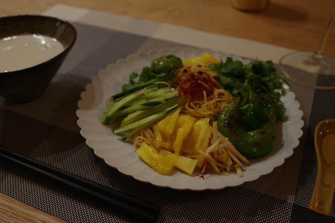 内山理名さんのインスタグラム写真 - (内山理名Instagram)「🇹🇭🥒🍋  うす皮までまるごと。黄えんどう豆のみでできているZENBヌードル。特に細麺が調理しやすくリピート中。 タイ風白つけ麺を少しアレンジして♡ 冷たーくしたココナッツミルクが濃厚で美味しいね。  #healthylifestyle  #thaifood  #zenb」7月30日 21時09分 - rinauchiyama_official