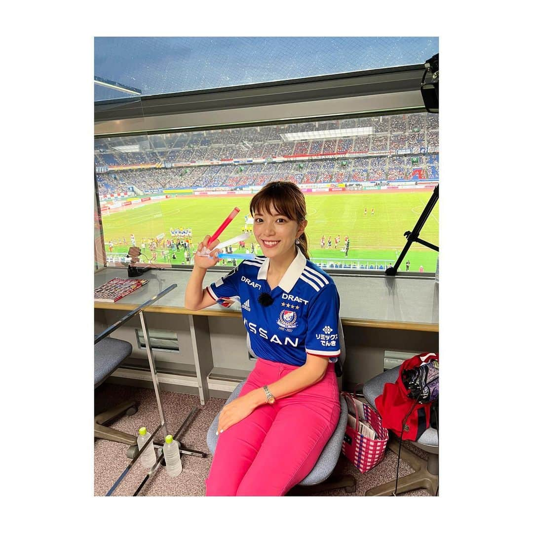 三谷紬さんのインスタグラム写真 - (三谷紬Instagram)「* #横浜fマリノス vs #鹿島アントラーズ　の試合を 取材してきました⚽️🫶🏻 首位攻防戦だけあって 試合前から緊張感がありました…‼︎ 30年間J1に居続けている“The Classic”ならではの 試合展開に終始ハラハラドキドキでした！💓 試合後には、 大怪我をしてしまった宮市選手へ 選手サポーター全員で激励する一幕も。 ウルっと来てしまいました。 チームの暖かさを感じる1日でした！ 選手、サポーターの皆様、 お疲れ様でした😊 * #jleague#j#league#j1#soccer#football#サッカー#the#classic#30周年#記念#マリノス#横浜#鹿島#アントラーズ#宮市亮 選手#首位#ラブjリーグ#テレビ朝日#アナウンサー#三谷紬」7月30日 22時35分 - mitani_tsumugi