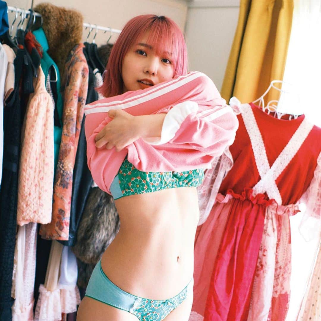 戸田真琴さんのインスタグラム写真 - (戸田真琴Instagram)「12ヶ月ZINE Project 5月後『COMET』 📸 @i.erika_bluegirl  👗 @makolin.styling」7月30日 22時39分 - toda_makoto