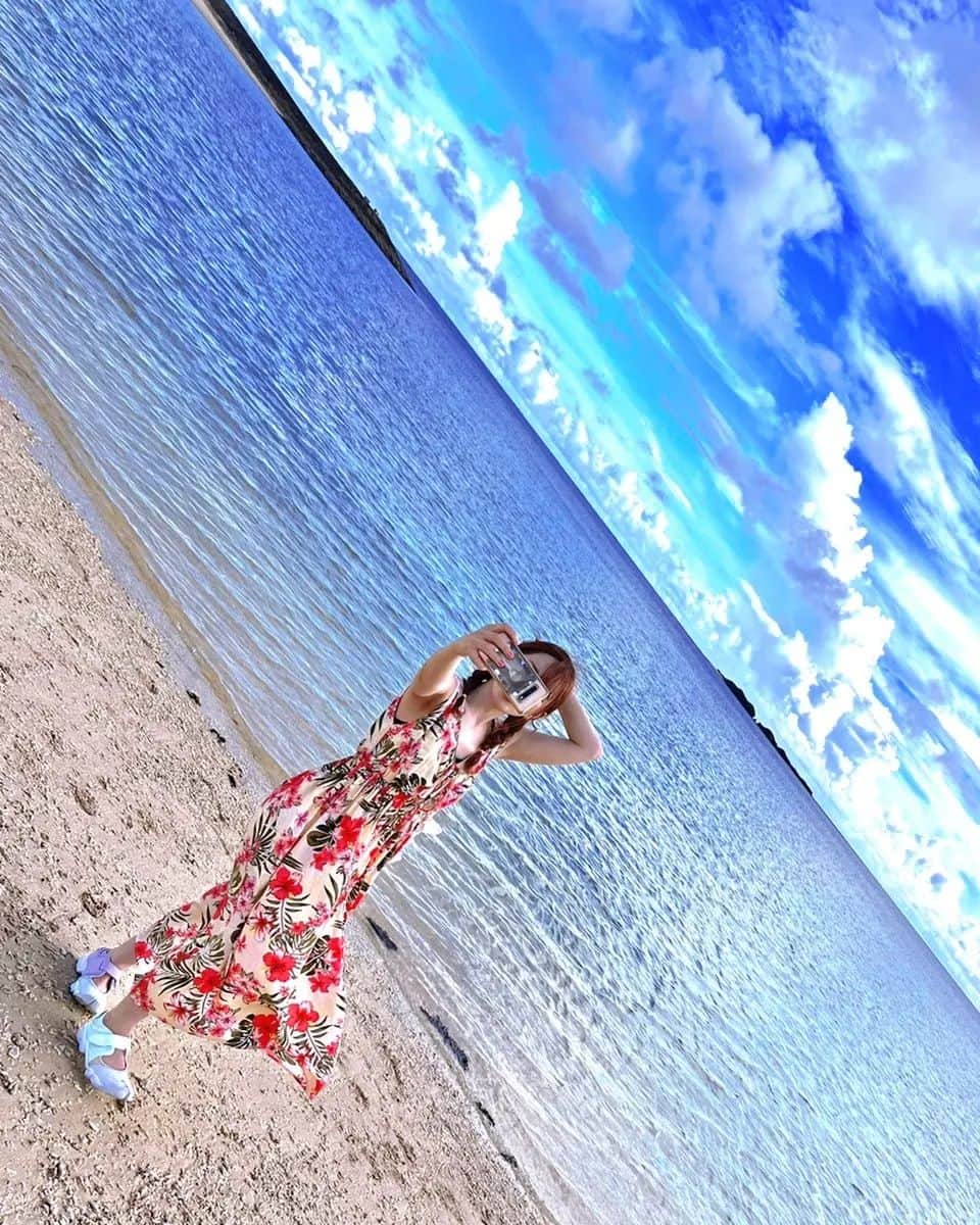 Machicoさんのインスタグラム写真 - (MachicoInstagram)「可愛いワンピースを沖縄でゲットしたよ✌️ 海がとっても綺麗ですごく心が癒された✨ 顔がまぶしそう(笑) 👗 @ramayana_web  #Machico #沖縄 #リゾートワンピ #まちこーで #fashion #ottd」7月30日 22時56分 - machico_3s25