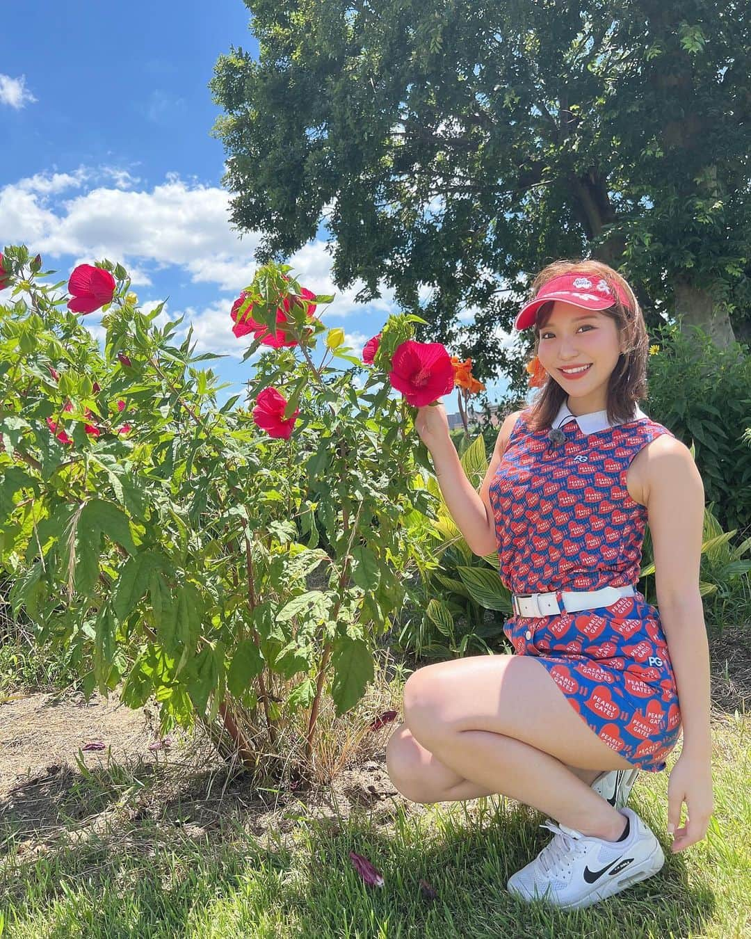 庄司ゆうこさんのインスタグラム写真 - (庄司ゆうこInstagram)「昨日のゴルフロケで可愛いお花があったからみんなで撮り合いっこしてたよー✨ みんなポーズが素敵だなぁ❣️ それにしても最後の写真、、、 肩日焼けしすぎてヤバい、、😂 シャワー浴びたらヒリヒリするよー😂 肩もしっかり日焼け止め塗らないとですね😂 #ゴルフ#ゴルフロケ#撮影#テレビの収録#ゴルフ女子#ゴルフコーデ #ゴルフウェア#junrope#ジュンロペ#赤色#レッド」7月30日 23時11分 - yuko.shoji