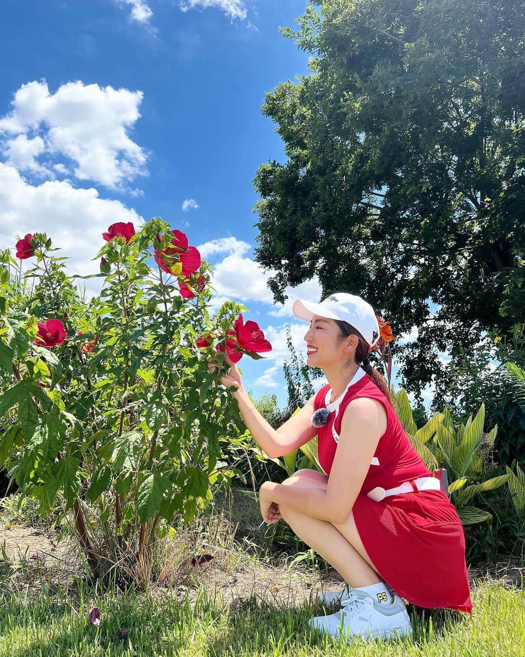 庄司ゆうこさんのインスタグラム写真 - (庄司ゆうこInstagram)「昨日のゴルフロケで可愛いお花があったからみんなで撮り合いっこしてたよー✨ みんなポーズが素敵だなぁ❣️ それにしても最後の写真、、、 肩日焼けしすぎてヤバい、、😂 シャワー浴びたらヒリヒリするよー😂 肩もしっかり日焼け止め塗らないとですね😂 #ゴルフ#ゴルフロケ#撮影#テレビの収録#ゴルフ女子#ゴルフコーデ #ゴルフウェア#junrope#ジュンロペ#赤色#レッド」7月30日 23時11分 - yuko.shoji