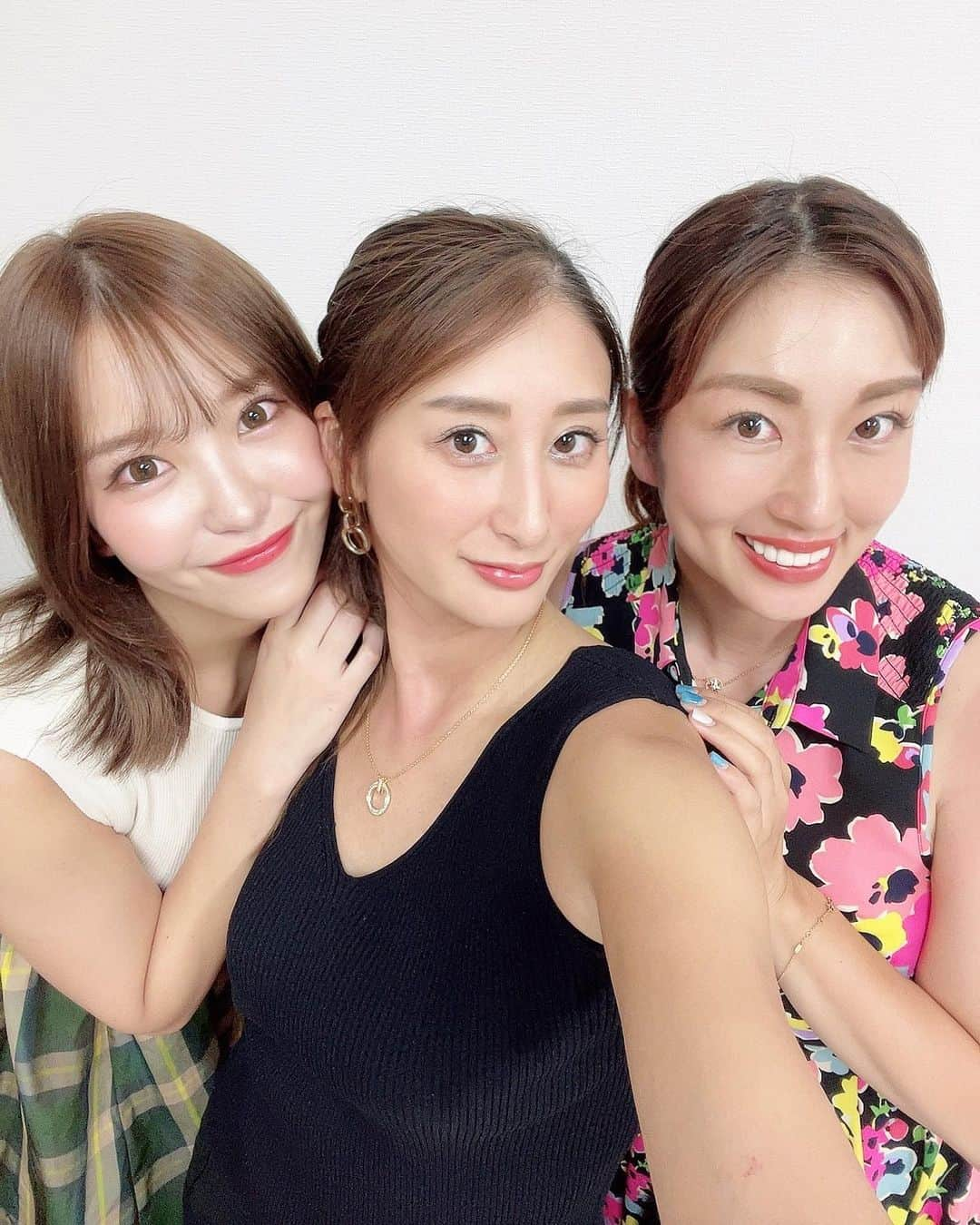 庄司ゆうこさんのインスタグラム写真 - (庄司ゆうこInstagram)「昨日のゴルフロケで可愛いお花があったからみんなで撮り合いっこしてたよー✨ みんなポーズが素敵だなぁ❣️ それにしても最後の写真、、、 肩日焼けしすぎてヤバい、、😂 シャワー浴びたらヒリヒリするよー😂 肩もしっかり日焼け止め塗らないとですね😂 #ゴルフ#ゴルフロケ#撮影#テレビの収録#ゴルフ女子#ゴルフコーデ #ゴルフウェア#junrope#ジュンロペ#赤色#レッド」7月30日 23時11分 - yuko.shoji