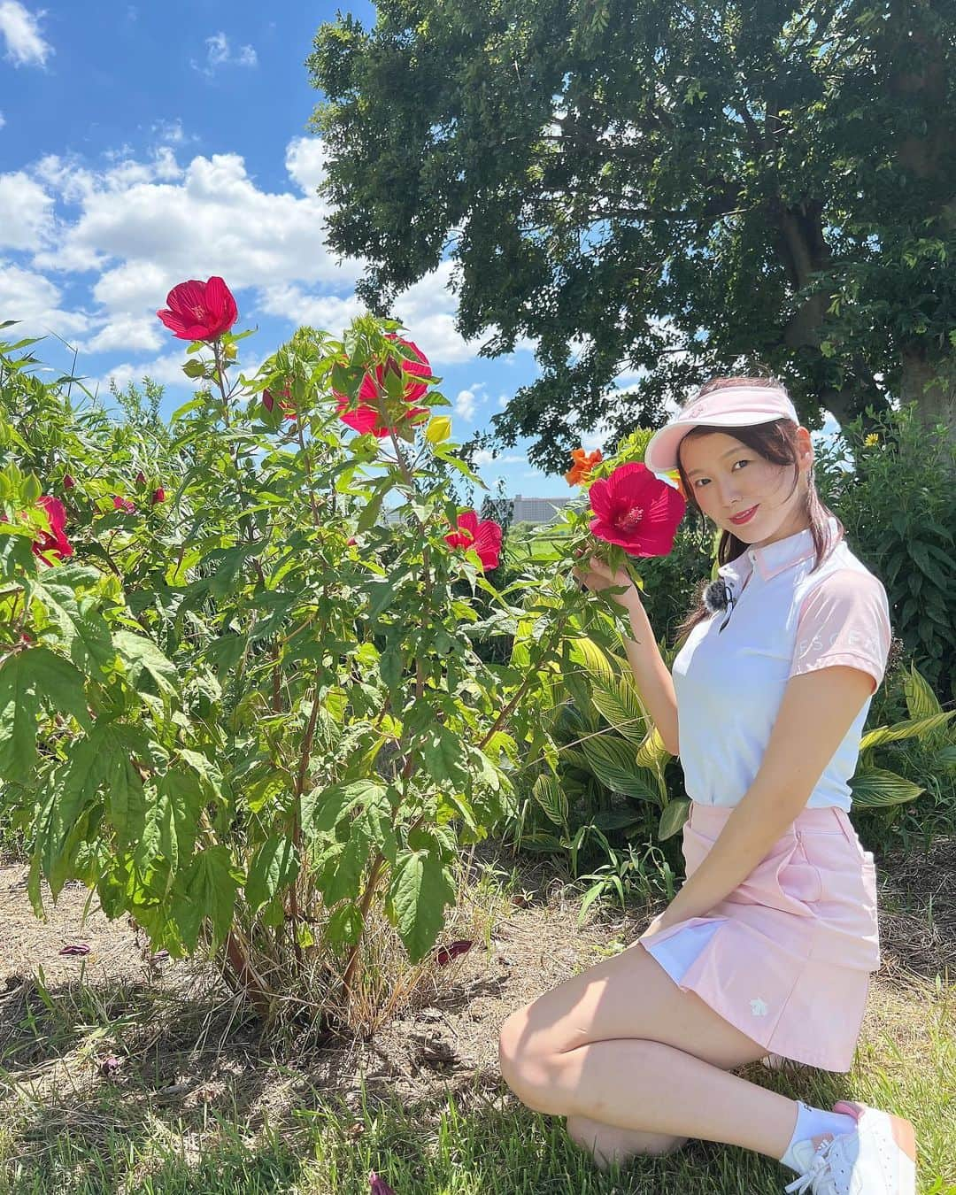 庄司ゆうこさんのインスタグラム写真 - (庄司ゆうこInstagram)「昨日のゴルフロケで可愛いお花があったからみんなで撮り合いっこしてたよー✨ みんなポーズが素敵だなぁ❣️ それにしても最後の写真、、、 肩日焼けしすぎてヤバい、、😂 シャワー浴びたらヒリヒリするよー😂 肩もしっかり日焼け止め塗らないとですね😂 #ゴルフ#ゴルフロケ#撮影#テレビの収録#ゴルフ女子#ゴルフコーデ #ゴルフウェア#junrope#ジュンロペ#赤色#レッド」7月30日 23時11分 - yuko.shoji