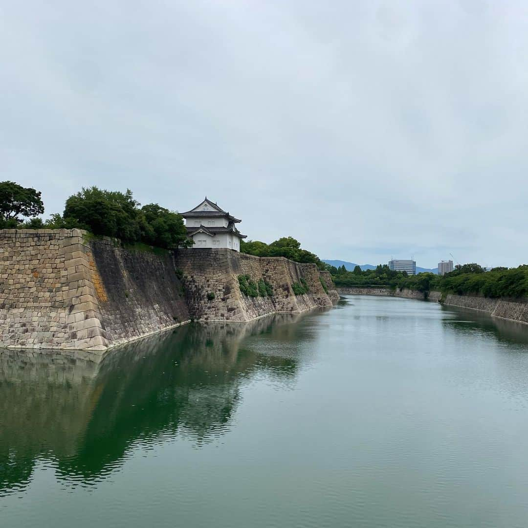 きゃっするひとみーさんのインスタグラム写真 - (きゃっするひとみーInstagram)「お城を走る楽しみは、季節ごとの変化を存分に楽しめること！！✨🏯✨  夏の大阪城もいいよー🏯  pic最後の市民の森あたりは森林浴で影の中一周500mくらいとれるのでどうしても日中走る方とかおすすめです！☺️  真夏の日中でもコース次第で日陰コース作れるから真夏も結局大阪城行ってしまう🏯❤️  日本一の堀、日本一の石垣✨✨ 企業さん向けのランニングレッスンも受け付けてます❤️  超初心者の方でも！！大阪城を楽しみながら走れます✨  来週は初めての広島城🏯🏯🏯  たのしみじゃあ🏯❤️  🎀 @addelm_gear_shop   👟 @salomon_japan   #大阪城 #osakacastle  #run #running #マラソン大会 #大阪城公園  #きゃっするひとみー #ヘルニア #ヘルニア治療中  #マラソン #marathon  #ランニング女子  #ランニングウェア  #ショートヘア #ショートボブ #ショートカット #ベリーショート」7月30日 23時42分 - takaxjumppp