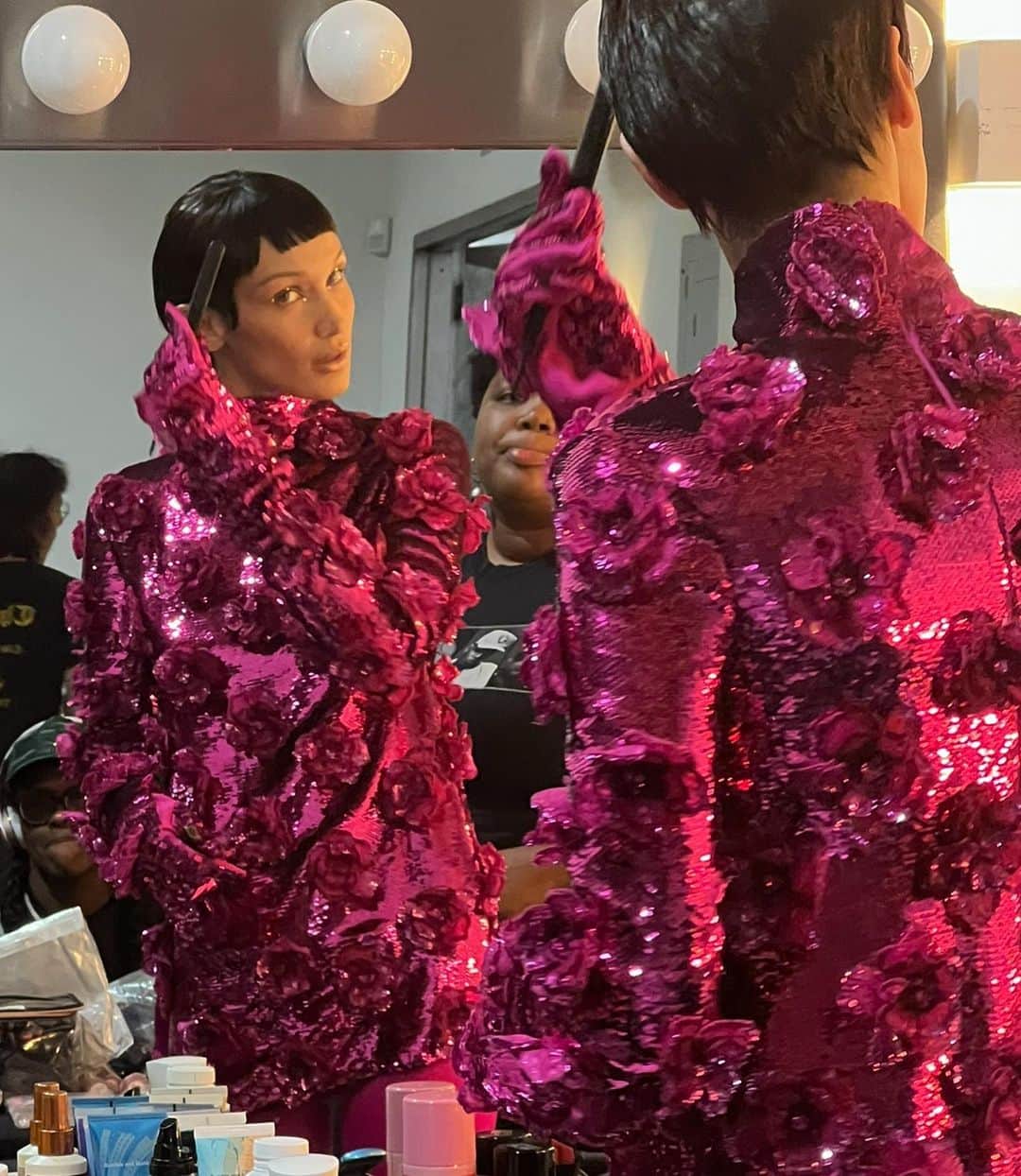ベラ・ハディッドさんのインスタグラム写真 - (ベラ・ハディッドInstagram)「Our new @voguespain Cover story….By the out of the 🌎🌎 @ELIZAVETAPORODINA I🌶❤️🌶YOU!  style by 👑 @gabriellak_j 👑 Hair and makeup by @evaniefrausto & @gracegraceahn ❤️‍🔥🌹❤️‍🔥」7月31日 5時27分 - bellahadid