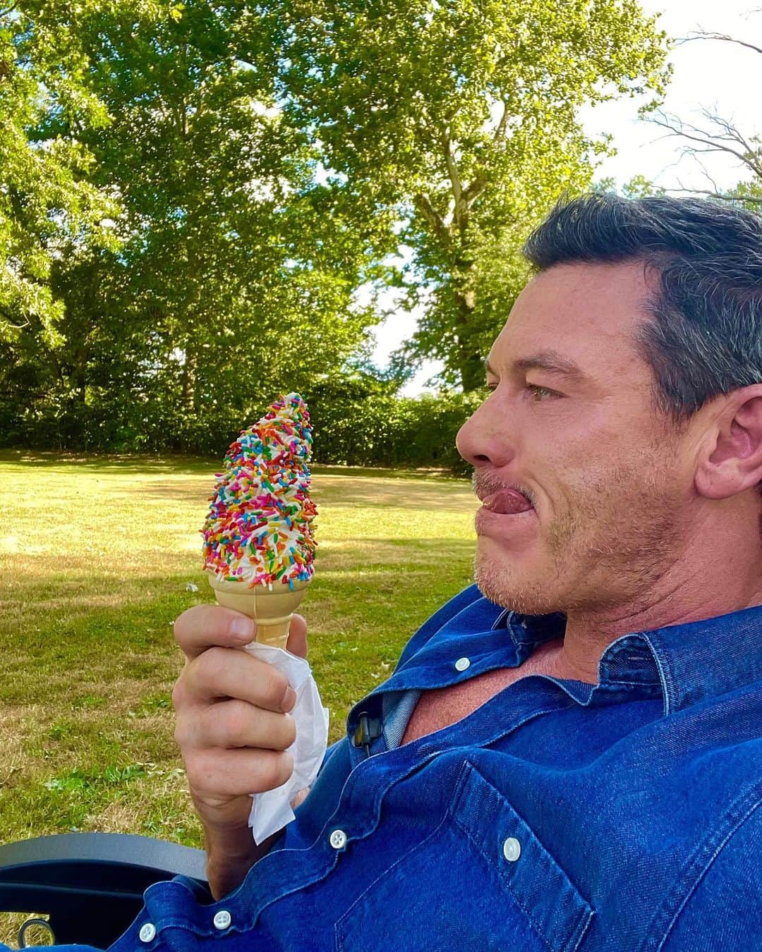 ルーク・エヴァンズさんのインスタグラム写真 - (ルーク・エヴァンズInstagram)「Lord, thank you for ice cream, amen. 🍦」7月31日 6時27分 - thereallukeevans