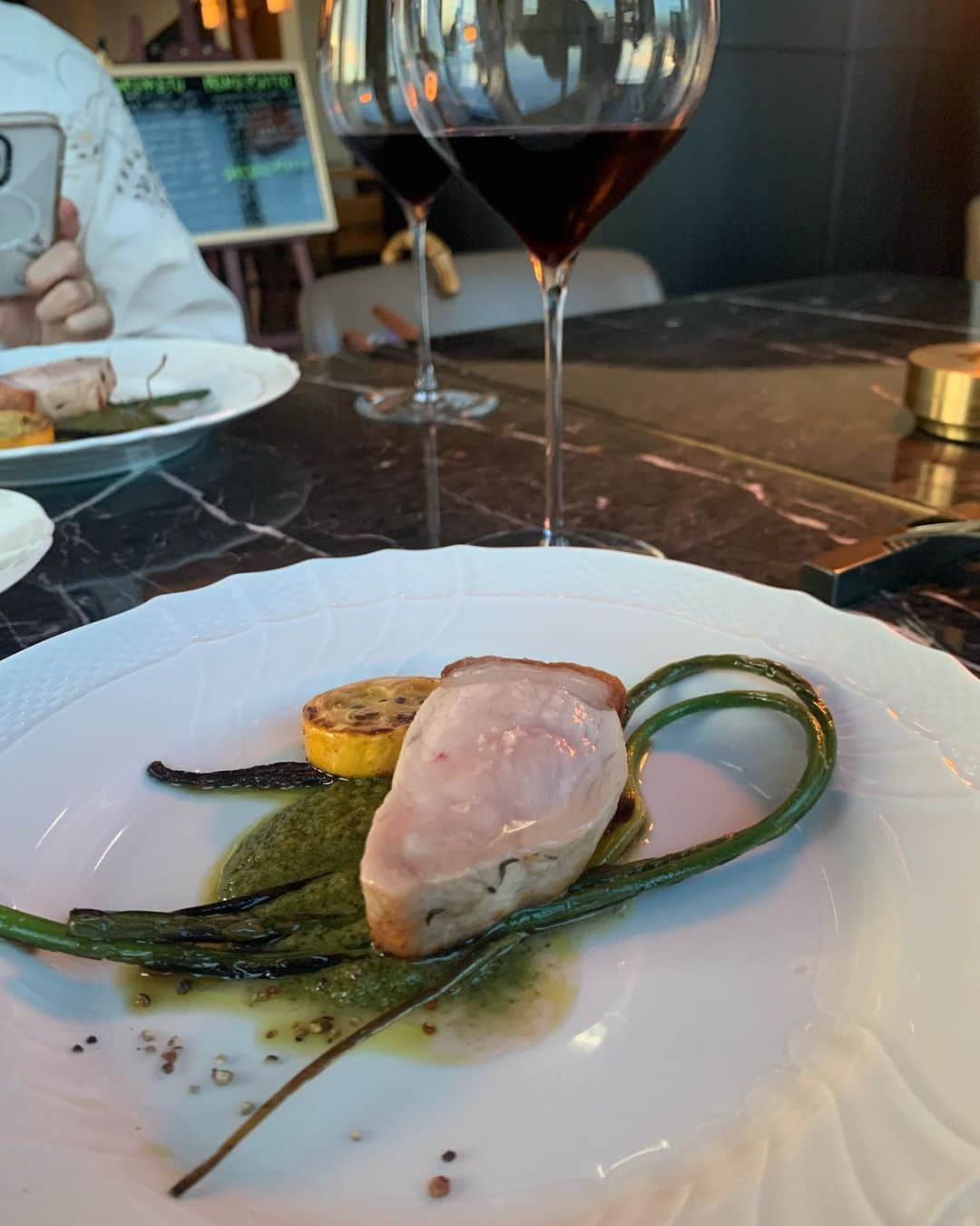 田中悦子さんのインスタグラム写真 - (田中悦子Instagram)「前から行ってみたかった @aoyamagrand  青山グランドホテルの最上階に位置する メインダイニング トラットリアアンドレアロッシ🍽🍷🥂  オシャレで、見晴らしも良く お料理は旬のお野菜などふんだんに使った彩り豊かで どれもすごく美味しかったです❣️ とくに、 ボロネーゼとティラミスは最高でした❣️😍  お料理に合わせて選んでいただいたワインも美味しかったなぁ🍷  品数もポーションもちょうど良く コスパ最高に良いと思います❣️  心地よいサービスも◎❣️  デート、記念日、女子会におすすめです🥂👍  https://aoyamagrand.com/restaurants/andrea-rossi/  #aoyamagrandhotel  #アンドレアロッシ  #青山グルメ #東京グルメ #イタリアン #aoyama #tokyo #青山 #東京 #女子会 #デート #アラフィフ #アラフィフ女子」7月31日 7時38分 - etsuko.reborn25