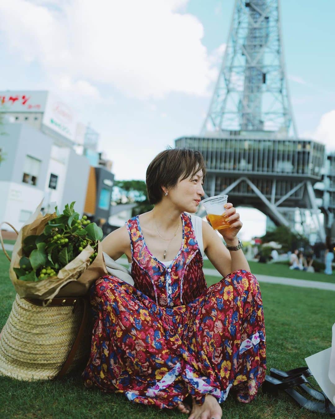 高山都さんのインスタグラム写真 - (高山都Instagram)「昨日は日帰り名古屋でした。  お仕事で伺い、そのままあっちで夫と合流し、気持ちのいいのんびり午後を過ごしました。 芝生が綺麗で、座って待ってたら、なんかサンダル脱いじゃって、そしたらビール買ってきてくれて。 ぼーっとしてた。  いつもお花を楽しんでる @flowernoritake ノリタケさんのお店にも行けたし(めちゃくちゃ素敵でした！) お祝いでいただいたブーケがかっこよくて、夫は抱えて帰ってて、男性がブーケが抱えてるのって好きなんだよなぁーとぱちぱち撮ってたワタシです。 夜は、教えてもらったお店でおいしい焼き鳥食べれたし大満足！で21時過ぎの新幹線に乗り爆睡で帰宅。  私服での出演だったので、すこし華やかだけど、普段の自分っぽいワンピースに。 なんか、金魚みたいにヒラヒラしてた🪅 one-piece @isabelmarant  belt @chloe  tank top @canoethebrand  bag @celine  sandal @driesvannoten  necklace @chigo_official (vintage)  まつ毛はバーガンディでオレンジのリップのメイク可愛かったなぁー。 @marikonoheya ありがとう！ あしたもよろしくお願いしますっ。」7月31日 8時25分 - miyare38
