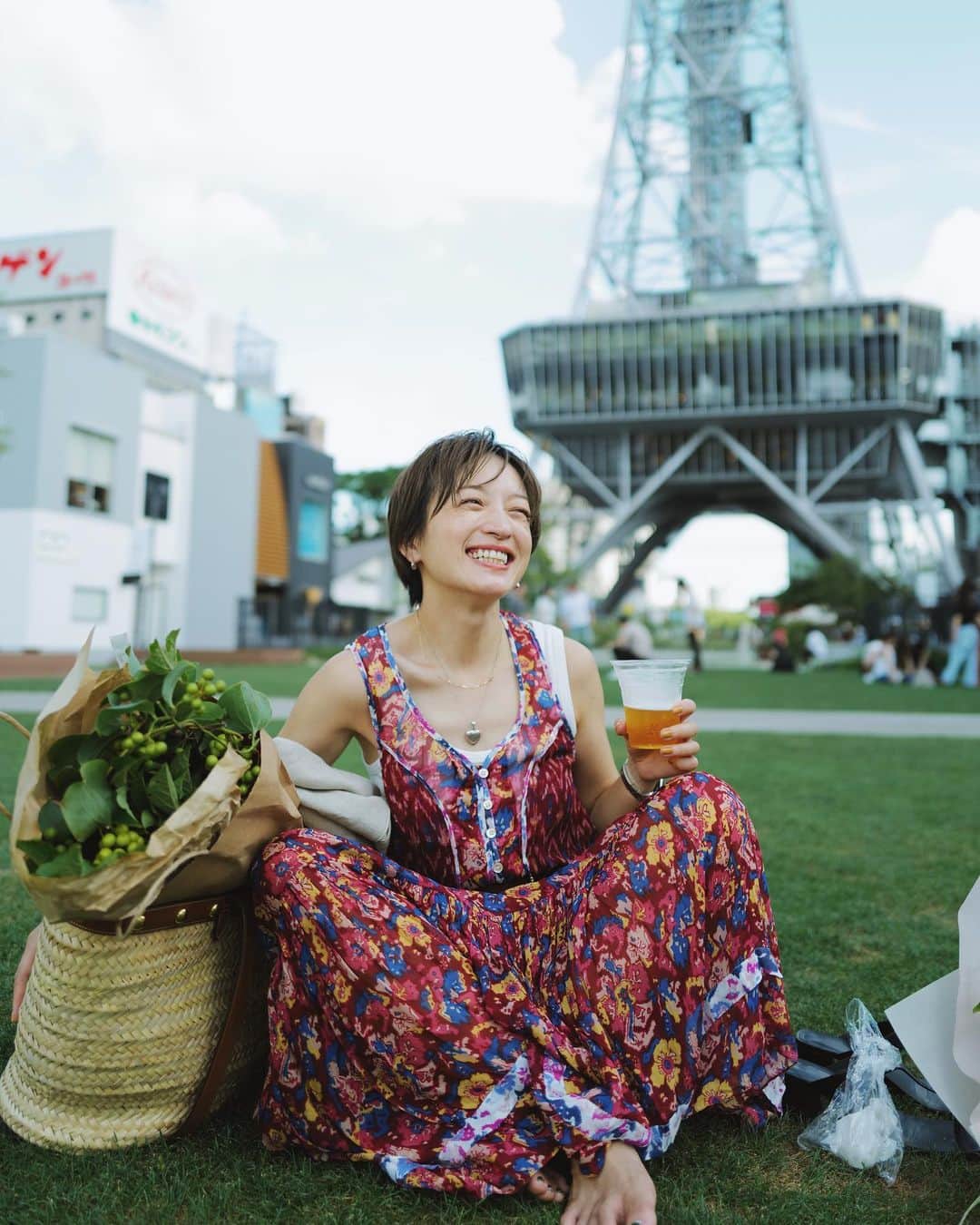 高山都さんのインスタグラム写真 - (高山都Instagram)「昨日は日帰り名古屋でした。  お仕事で伺い、そのままあっちで夫と合流し、気持ちのいいのんびり午後を過ごしました。 芝生が綺麗で、座って待ってたら、なんかサンダル脱いじゃって、そしたらビール買ってきてくれて。 ぼーっとしてた。  いつもお花を楽しんでる @flowernoritake ノリタケさんのお店にも行けたし(めちゃくちゃ素敵でした！) お祝いでいただいたブーケがかっこよくて、夫は抱えて帰ってて、男性がブーケが抱えてるのって好きなんだよなぁーとぱちぱち撮ってたワタシです。 夜は、教えてもらったお店でおいしい焼き鳥食べれたし大満足！で21時過ぎの新幹線に乗り爆睡で帰宅。  私服での出演だったので、すこし華やかだけど、普段の自分っぽいワンピースに。 なんか、金魚みたいにヒラヒラしてた🪅 one-piece @isabelmarant  belt @chloe  tank top @canoethebrand  bag @celine  sandal @driesvannoten  necklace @chigo_official (vintage)  まつ毛はバーガンディでオレンジのリップのメイク可愛かったなぁー。 @marikonoheya ありがとう！ あしたもよろしくお願いしますっ。」7月31日 8時25分 - miyare38