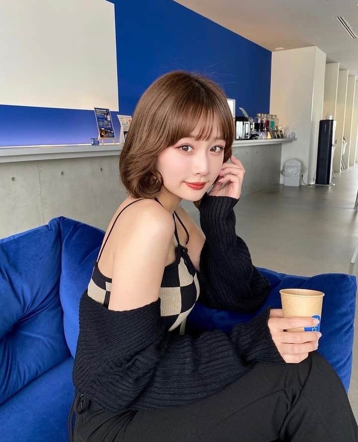美女naviさんのインスタグラム写真 - (美女naviInstagram)「【美女navi ☻*】韓国ファッション✨✨ * * 今回ご紹介させていただく方は❤️ 森下 愛里沙 さん ▶️▷ @mini.ari * * # Repost . . 新大久保の とっても落ち着けるスペースかつ 韓国気分を味わえちゃう場所💠💠 . . 森下 愛里沙 さん のアカウントには 他にも素敵な投稿が(*´﹀`) ぜひ覗いてみてくださいね🧡 * * * 美女navi掲載希望の方は⇒ @bijo_navi ❤️と # 美女ナビ , # 美女navi タグ付け * 10代限定姉妹アカウント 美少女navi掲載希望の方は⇒ @bishojo_navi 💛と # ビショウジョナビ タグ付け * お願いします✨✨ * * 次回もお楽しみに...😍 * * #韓国ファッション #韓国メイク #キャミソール #コリアンタウン #新大久保デート #食べ歩き #新大久保カフェ #ボブ #巻き髪 #巻き髪ボブ #巻き髪アレンジ #ヘアアレンジ #暗髪 #暗髪カラー #ファッション好き #おしゃれ女子 #オシャレ好き #大人可愛いコーデ #デートコーデ #デートコーディネート #スタイル抜群 #美脚 #モデル体型 #女子力向上」7月31日 9時00分 - bijo_navi