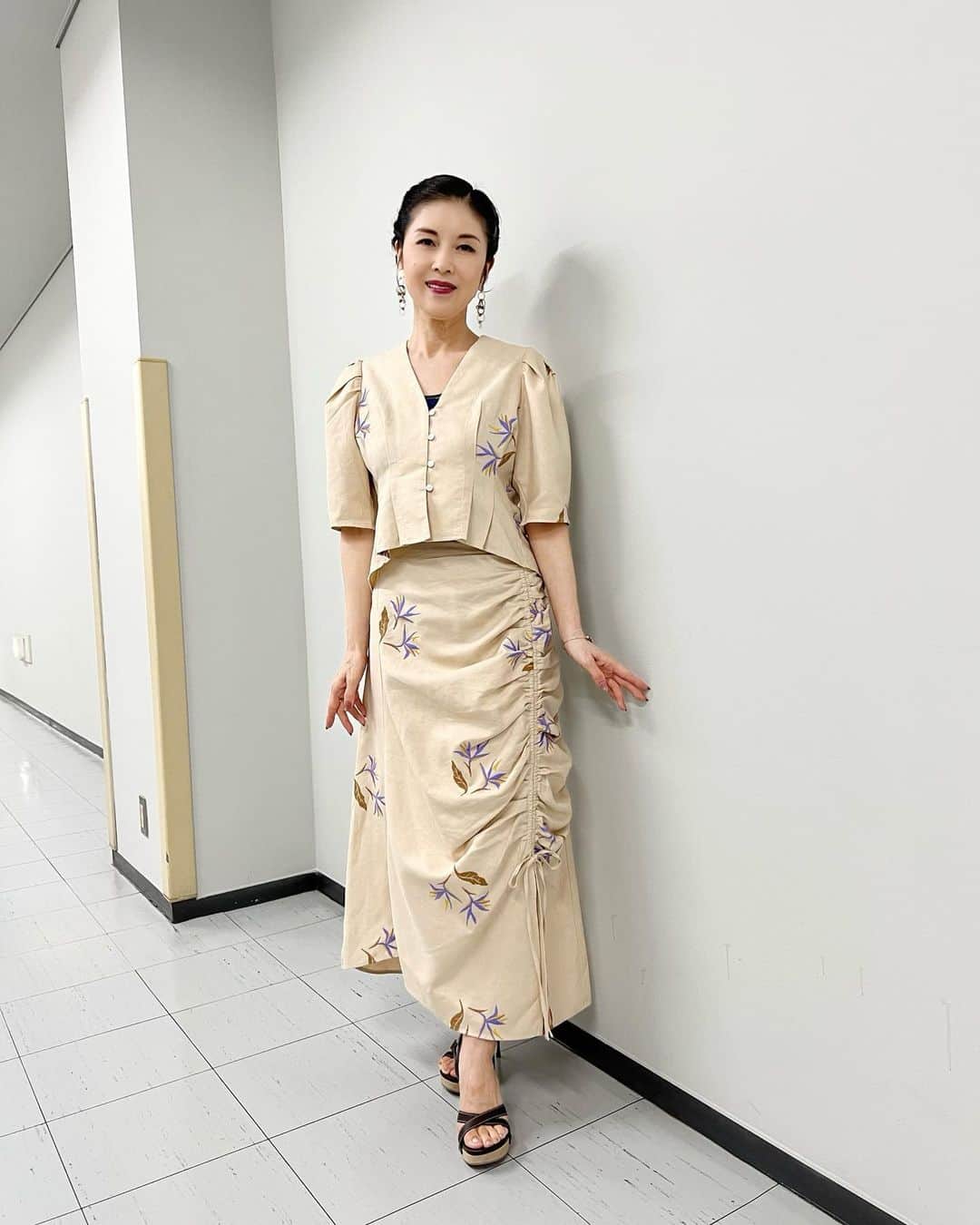 藤あや子さんのインスタグラム写真 - (藤あや子Instagram)「毎月出演させて頂いている BSの歌番組「人生、歌がある」で着た衣装たち👚 こんな感じのスタイルで歌唱したりMCアシスタントをしております✨ #衣装  #洋装 #オール私物」7月31日 9時13分 - ayako_fuji_official