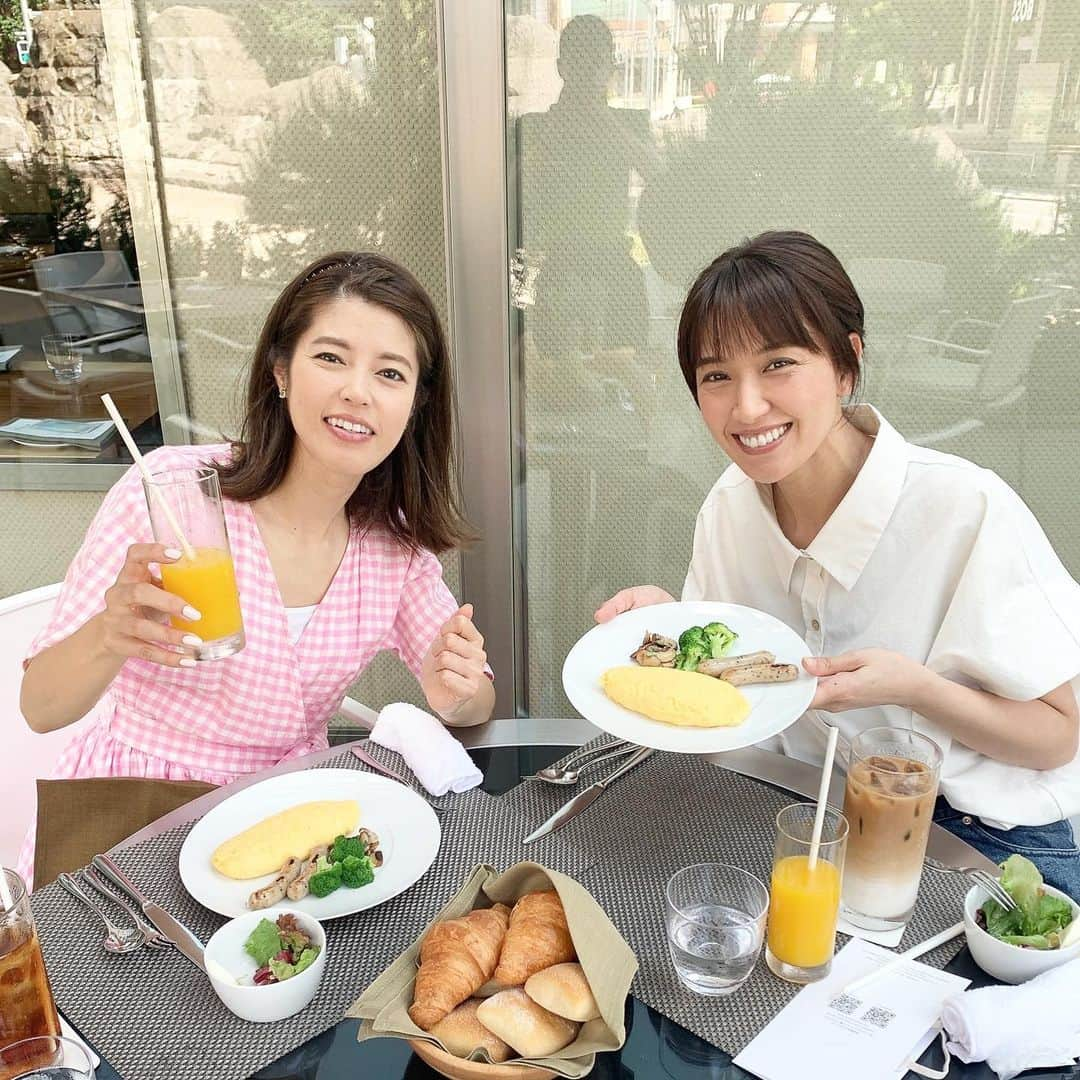 神田愛花さんのインスタグラム写真 - (神田愛花Instagram)「もう恒例になりつつある、『朝活withサンデーLIVE後の浅尾美和さん』😂 今回もお忙しい中、浅尾さんがお店を決めて予約してくれて、２回目の開催に至りました🥞☀️💕 感謝です🙇🏻‍♀️ いやいや❗️こう見えまして、ただ美味しい朝食を食べるだけの会じゃ無いんですよぉ💦 お仕事での姿勢や取り組み方、最近のニュースに関して等…コメンテーターのお仕事をさせて頂いている２人ならではのお話を＂サクッ❗️＂と混ぜつつ…あとは記憶にも残らないような下らないお話をして解散しております😂 素敵な朝活、どうもありがとう💕 ３回目が楽しみどぇーーす❤️❤️  #NYC #ニューヨーク #Barbie #バービー #pink #ピンク #朝活 #美味しい朝食 #ありがとう #浅尾美和 ちゃん #神田愛花」7月31日 12時12分 - aikakanda