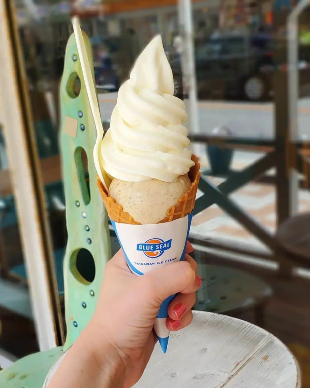 Machicoさんのインスタグラム写真 - (MachicoInstagram)「#ブルーシール サンデー🍨 塩ソフトと琉球ロイヤルミルクティー🐄 とんでもない美味しさにまちこはｷﾞｮｷﾞｮｷﾞｮ👀 #Machico #沖縄」7月31日 12時19分 - machico_3s25