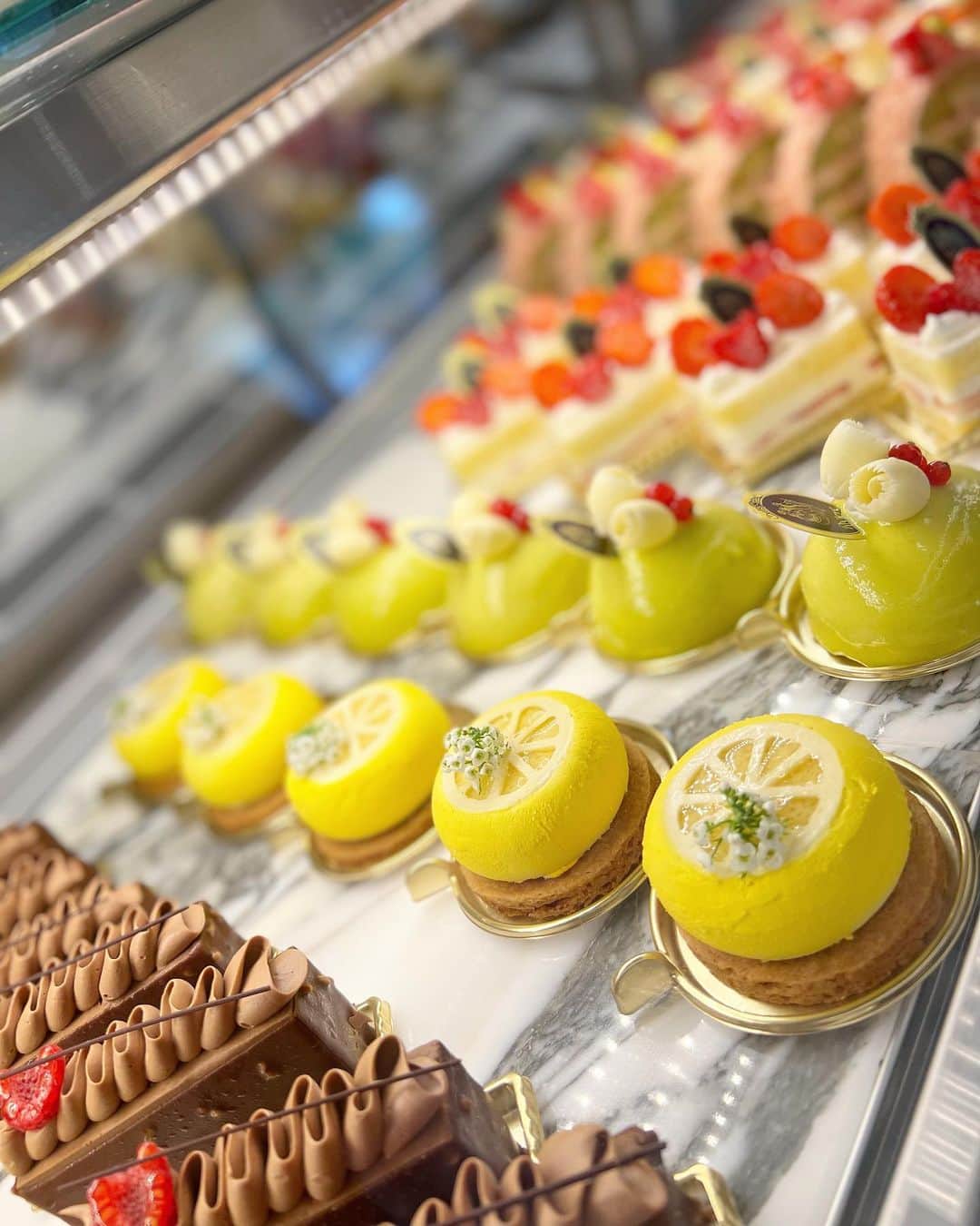 林香里さんのインスタグラム写真 - (林香里Instagram)「・ ・ グルメなママ友に教えてもらった 美味しいcake shop🧁𓂃 𓈒𓏸◌‬ 甘い物好きにはたまらない上品な生クリームが 最高すぎて少し遠いけど、わざわざ 買いに行きたくなる美味しさ(っ˘ڡ˘ς)🫶🏻♡  #cake#cakeshop#yummy#sweets」7月31日 12時40分 - kaori_hayashi1203