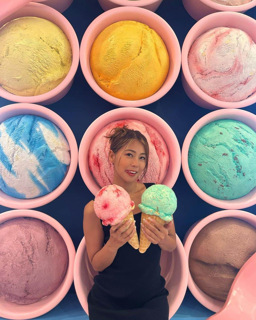 木村理恵さんのインスタグラム写真 - (木村理恵Instagram)「🍦🌈  ブルーシールの宮古島パイナガマ店可愛すぎる🥹🫶 @blueseal_painagama   そしてアイス🍨美味しすぎた🤤💕 てか暑すぎて🫠今アイス食べたい🧊❤️  そして隣のレモニカ🍋もめちゃくちゃ美味しかった🍹🤤  #blueseal#bluesealicecream  #icecream #miyakojima#miyakojimaisland  #ブルーシール#ブルーシールアイス  #宮古島 #宮古島旅行#宮古島グルメ  #宮古島観光#アイス#アイスクリーム #女子旅#女子旅行」7月31日 14時38分 - rierienari1229