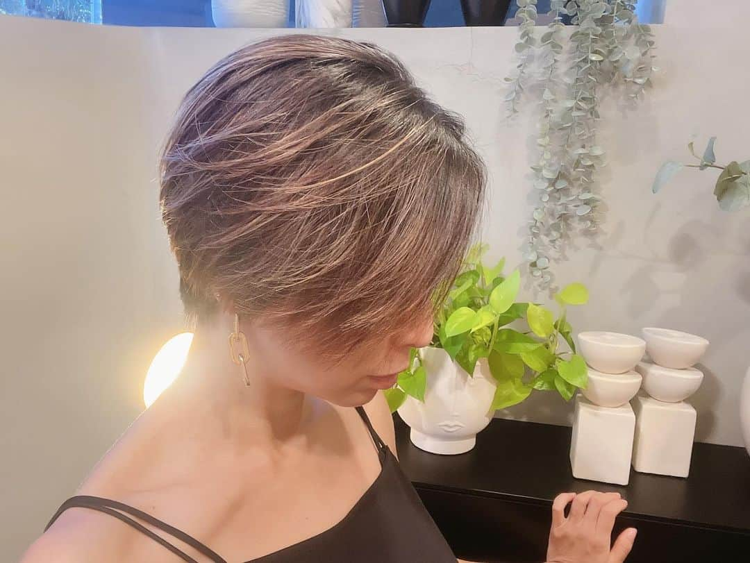 鈴木亜美さんのインスタグラム写真 - (鈴木亜美Instagram)「産前にヘアサロン✂︎ ハンサムショート❤︎ やっぱり一番好きかも❤︎ 不思議とエネルギーが湧いてくる感じ❤︎ ベビももう37週、ネイルも取って、髪切って、いつ産まれても良い感じ❤︎ あっ、入院準備しなきゃだ‼︎ #マタニティライフ #ヘアカット #ERNEUER #代官山 #ショートは酒井さん #10代から」7月31日 14時50分 - amiamisuzuki