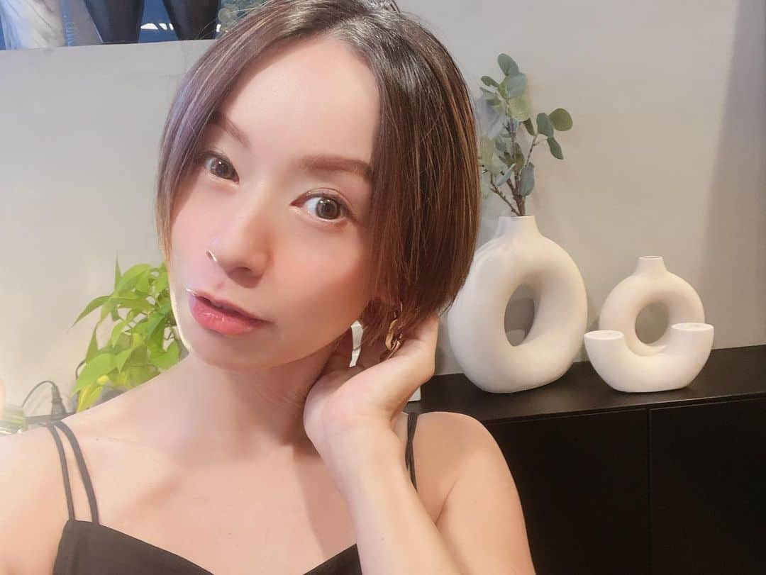 鈴木亜美さんのインスタグラム写真 - (鈴木亜美Instagram)「産前にヘアサロン✂︎ ハンサムショート❤︎ やっぱり一番好きかも❤︎ 不思議とエネルギーが湧いてくる感じ❤︎ ベビももう37週、ネイルも取って、髪切って、いつ産まれても良い感じ❤︎ あっ、入院準備しなきゃだ‼︎ #マタニティライフ #ヘアカット #ERNEUER #代官山 #ショートは酒井さん #10代から」7月31日 14時50分 - amiamisuzuki