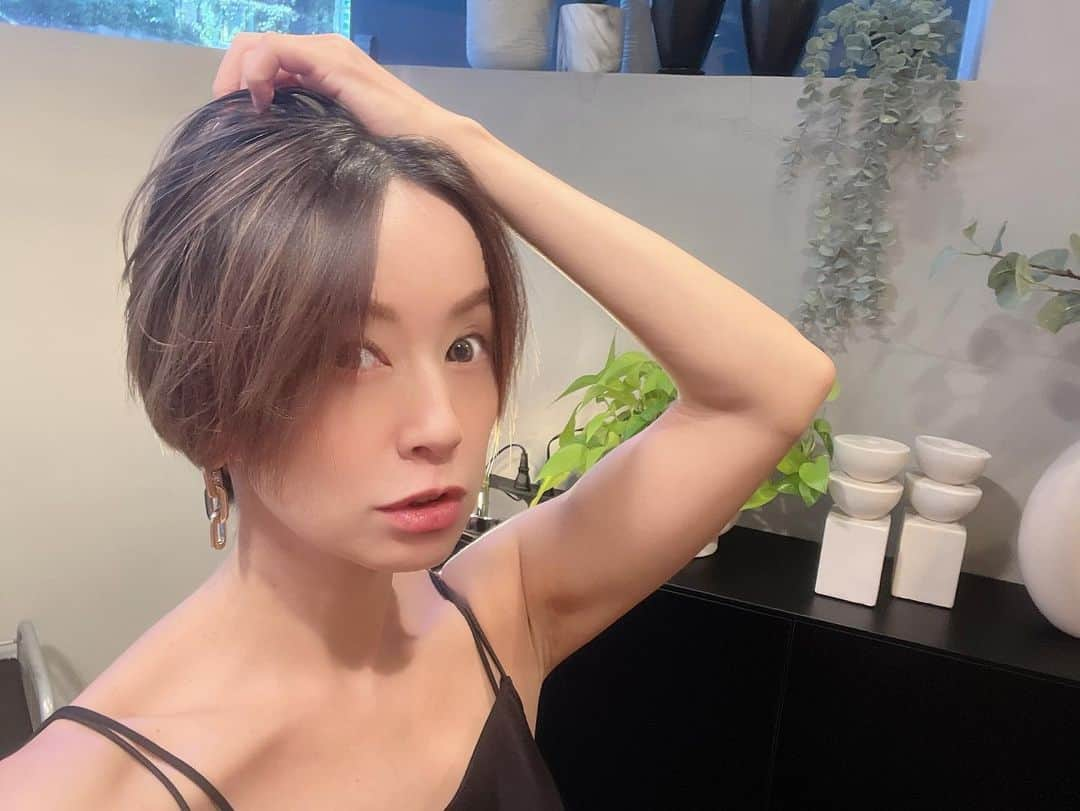 鈴木亜美さんのインスタグラム写真 - (鈴木亜美Instagram)「産前にヘアサロン✂︎ ハンサムショート❤︎ やっぱり一番好きかも❤︎ 不思議とエネルギーが湧いてくる感じ❤︎ ベビももう37週、ネイルも取って、髪切って、いつ産まれても良い感じ❤︎ あっ、入院準備しなきゃだ‼︎ #マタニティライフ #ヘアカット #ERNEUER #代官山 #ショートは酒井さん #10代から」7月31日 14時50分 - amiamisuzuki