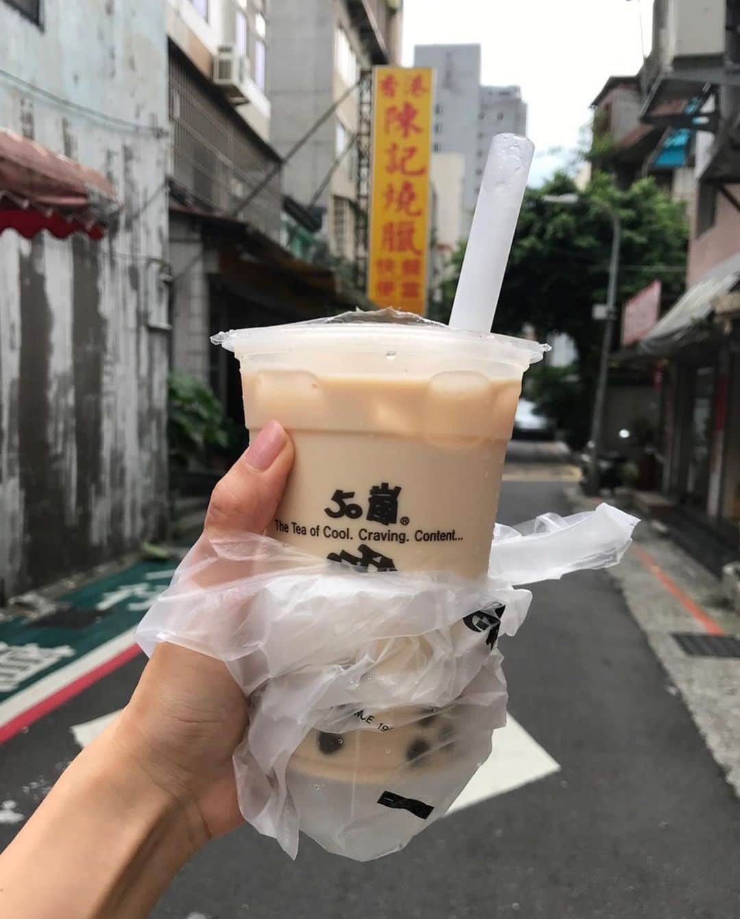 田中里奈さんのインスタグラム写真 - (田中里奈Instagram)「懐かしの台湾写真🇹🇼 ヨーロッパから帰ってきて、今一番行きたい国、台湾。 （ちょうど今日まで代々木で台湾フェスタやってるね✨）  大好きな台湾おにぎり、台北行ったら絶対に立ち寄るガチョウ肉のお店、半糖のタピオカミルクティー。 今まで出した台湾の旅本をたまに見返しながら、お家でも小籠包作っちゃうくらい台湾料理が好きなんだけど、台湾の本場のご飯がそろそろ食べたい…！ …というか行きたい。空気吸いたい。 行ったことがない新しい国に行くのも好きだけど、台湾は何度でも行きたくなるから、私にとって特別なんだろうな〜。 はっしーさんやもえあずたちと小籠包屋さん巡りしたのが懐かしい…！😭✨  観光親善大使をやらせてもらった台北にも、今いろんなお店やスポットができてるみたいだし、そろそろリアルな情報もアップデートしたい今日この頃。 台北旅行が解禁されたら、すぐに行かねば…！✈️  ▶︎そして！台湾好きの皆さんへ✨ 定期的にチェックしてる台北情報サイトの台北ナビで、豪華なSNSキャンペーンをやってるよーーー！ …………………………………………………………… 📷台北ナビイベント “台北で待ってるよ！”  思い出写真大募集‼️✨ …………………………………………………………… インスタで思い出の台北旅行での写真or動画を 『#台北で逢いましょう 』『#行きたいぺい 』のタグ付けで投稿すると、なんと〝日本‐台北の往復エアチケット〟が当たるチャンスが✨ さらに抽選で65名に台北ならではのグッズがプレゼントされるみたいです🧡 せっかくなので、台北に行ったことある方、是非是非投稿してみてください〜🤗✨ 【期間：7月29日（金）〜8月31日（水）】  詳しくは台北ナビ内の記事を参考にしてみてね〜！ 私も当たりますように🙏🙏←  #たなか旅メモ #台湾 #台湾旅行 #台北 #taipeinavi」7月31日 15時44分 - tanakaofficial