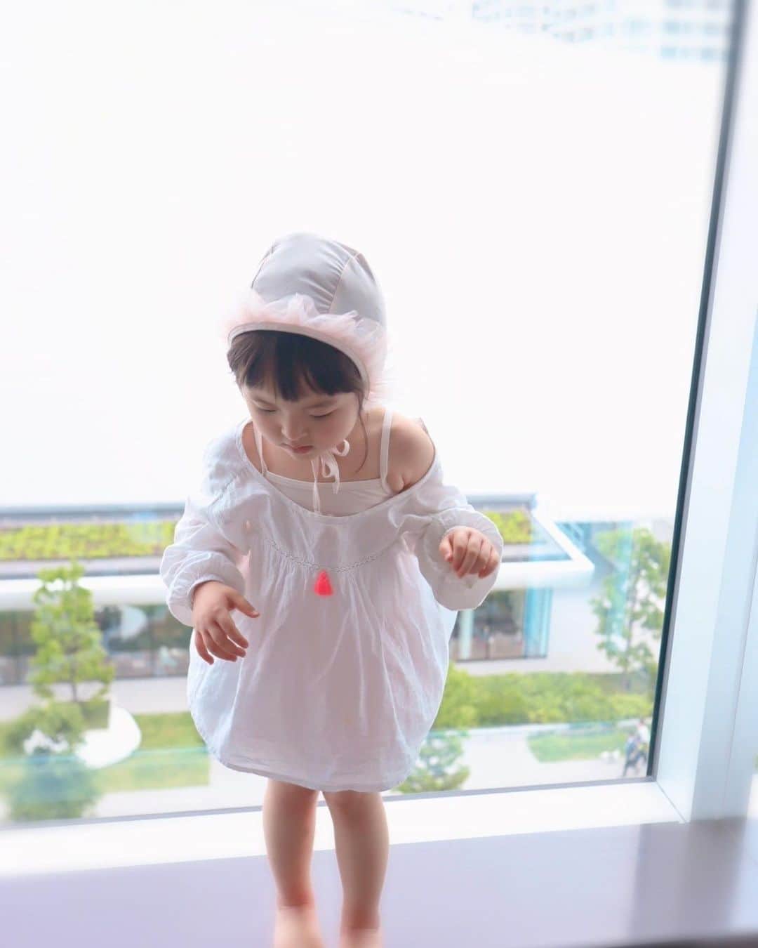 岡本静香さんのインスタグラム写真 - (岡本静香Instagram)「この夏の水着スタイル👙  amazonで見つけた おふざけ感あるデザイン  このフリフリ帽子を被ってこちらを見られる度に吹き出してしまう  変可愛いものをたまに着せたくなっちゃう。皆様もありますか？この心理😂🤍」7月31日 16時11分 - shizucat