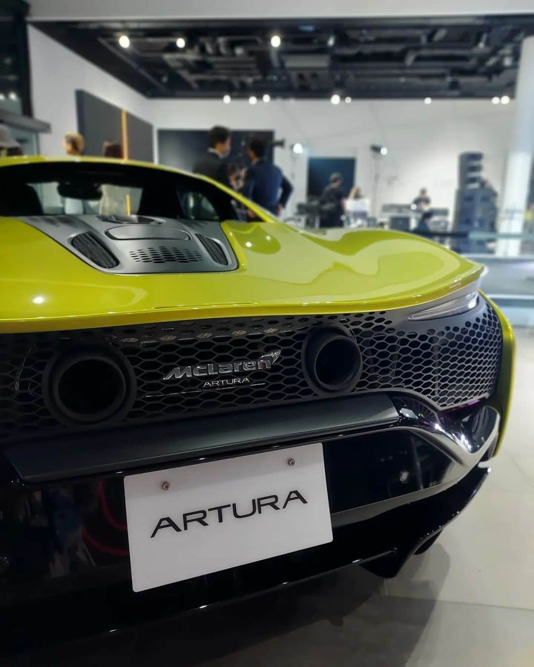 佐藤純さんのインスタグラム写真 - (佐藤純Instagram)「McLaren ハイブリッドスーパーカー✨  『ARTURA SONIC 』日本初上陸イベントへ😊💕  一定の速度までは電気で走り、それを越えるとエンジンに切り替わるハイブリッドでエコなARTURA。  モーターのみの航続距離は30km  最高速度は330km/h  すごっ👏  美しいラインにうっとりでした😍  ギタリストのMIYABIさんとアルトゥーラのエンジン音のコラボレーションライブもカッコよかった‼️  #mclaren #artura #mclarenartura #マクラーレン #アルトゥーラ #ハイブリッド #スーパーカー #ママ #ママモデル #モデル #mama #mamamodel #model」7月31日 18時13分 - junsatoidea