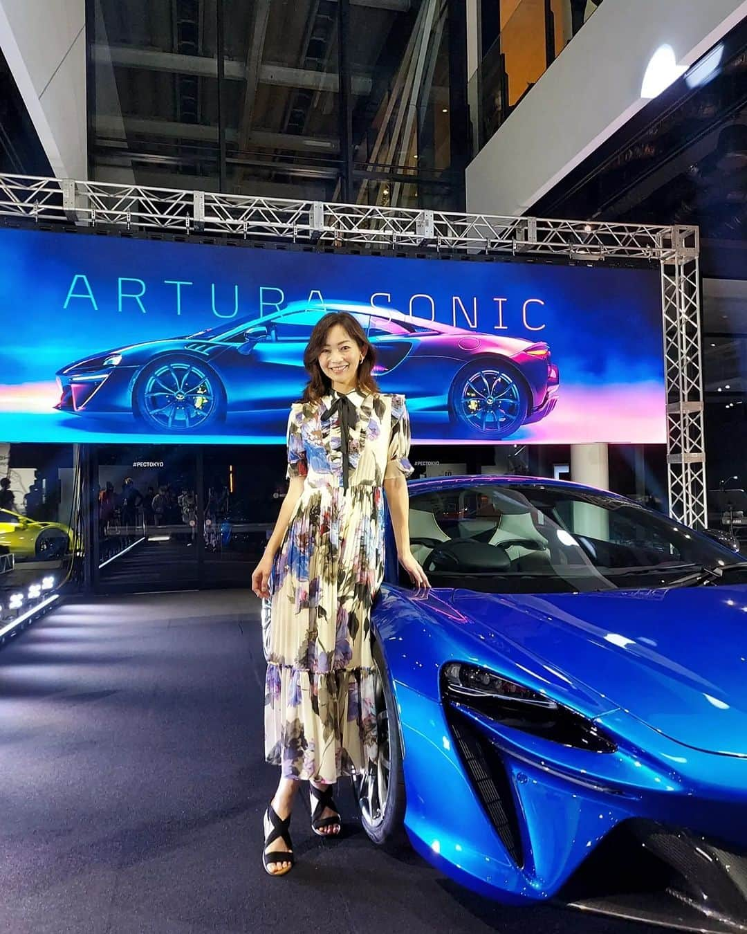 佐藤純さんのインスタグラム写真 - (佐藤純Instagram)「McLaren ハイブリッドスーパーカー✨  『ARTURA SONIC 』日本初上陸イベントへ😊💕  一定の速度までは電気で走り、それを越えるとエンジンに切り替わるハイブリッドでエコなARTURA。  モーターのみの航続距離は30km  最高速度は330km/h  すごっ👏  美しいラインにうっとりでした😍  ギタリストのMIYABIさんとアルトゥーラのエンジン音のコラボレーションライブもカッコよかった‼️  #mclaren #artura #mclarenartura #マクラーレン #アルトゥーラ #ハイブリッド #スーパーカー #ママ #ママモデル #モデル #mama #mamamodel #model」7月31日 18時13分 - junsatoidea