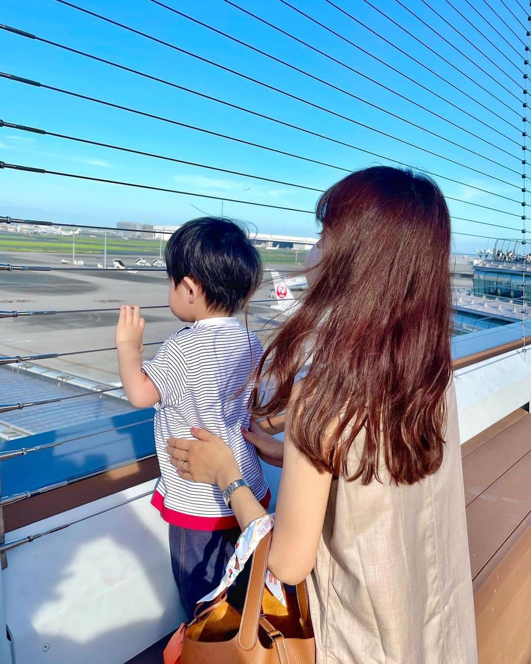 加藤瑠美さんのインスタグラム写真 - (加藤瑠美Instagram)「✈️🤍💭  飛行機を見つける度に「ヒコウキ！」と大喜びする息子👦🏻 近くで見せてあげたいなあと飛行機のお洋服を着せて 羽田空港の展望デッキに行ってみました💡  ヒコウキ！ヒコウキ！と大興奮で飛行機を見つめていて 本当に可愛かった…🥹✈️ 夕方だったから日陰もあったけどやはり暑かったよ🌈 付き合ってくれた娘よありがとう👶🏻🙏  ちなみに駐車場がとにかく混んでいて P5以外は満車だったのでP5から直結している 第3ターミナルに行きました✨ 第1.2ターミナルならキッズスペースもあったみたい💫 またいつか飛行機に乗るタイミングで利用したいな🫢  お洋服はしおりん @shiorin0802suzuki が モデルをしている @meri.onlinestore のワンピ👗 シンプルで光沢感のある素材だからしっかり高見えする✨  #hanedaairport#haneda#羽田空港#飛行機#第3ターミナル#年子ママ#東京ママ#男の子ママ#女の子ママ##meri#ミーリー」7月31日 18時19分 - katorubi