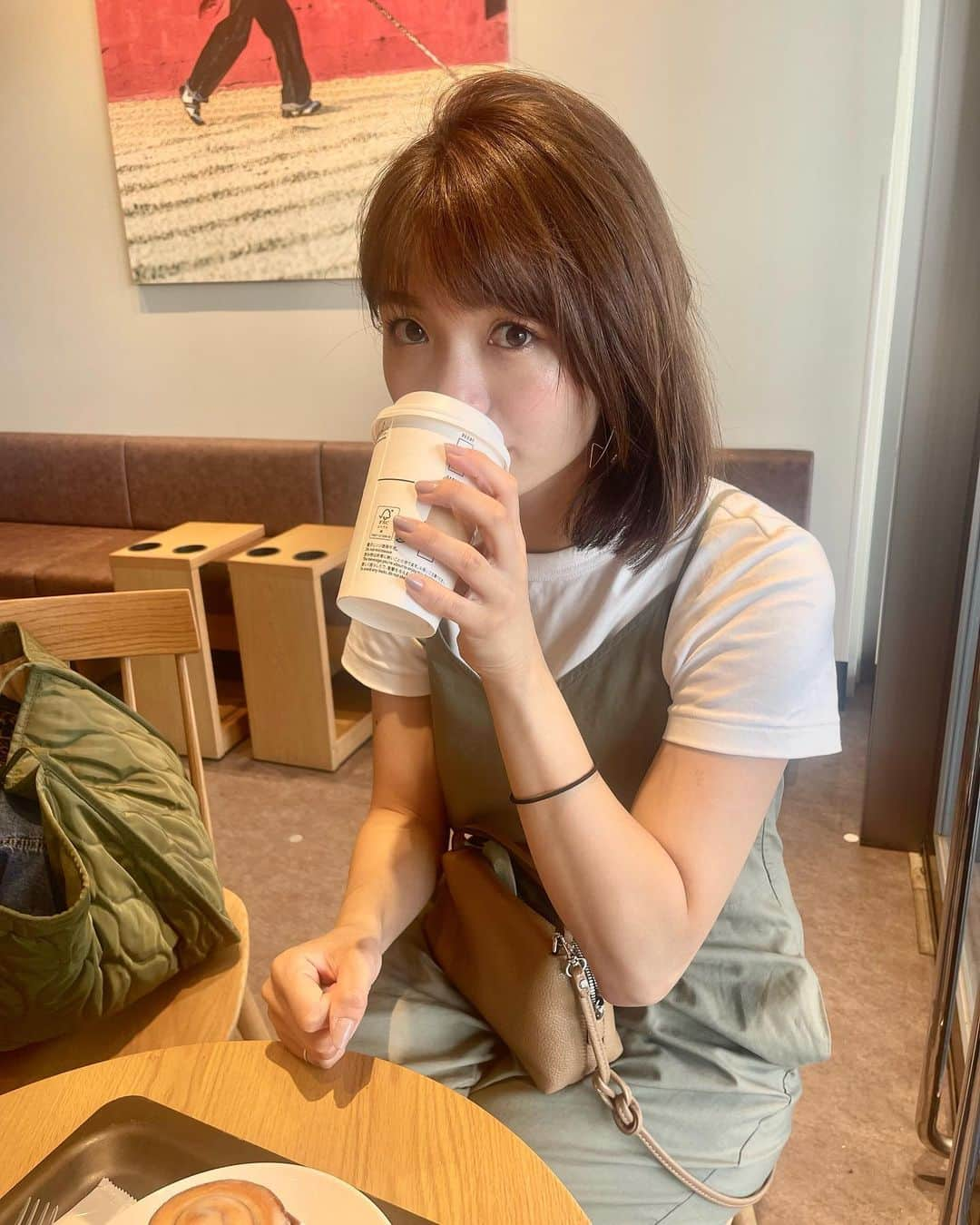 中谷萌さんのインスタグラム写真 - (中谷萌Instagram)「🧇🥞🥯🥮  シナモンロールだいすき🫶🏻  外側からロールをペラペラはがしていってある程度食べていったら中心を横に倒して切って食べてます☺️  同じ食べ方のひと〜？🙌  みなさん、スタバいったら 絶対頼むものとかありますか？☺️🧋  #腕のゴムダサすぎ問題」7月31日 19時52分 - n_moepi_fbs