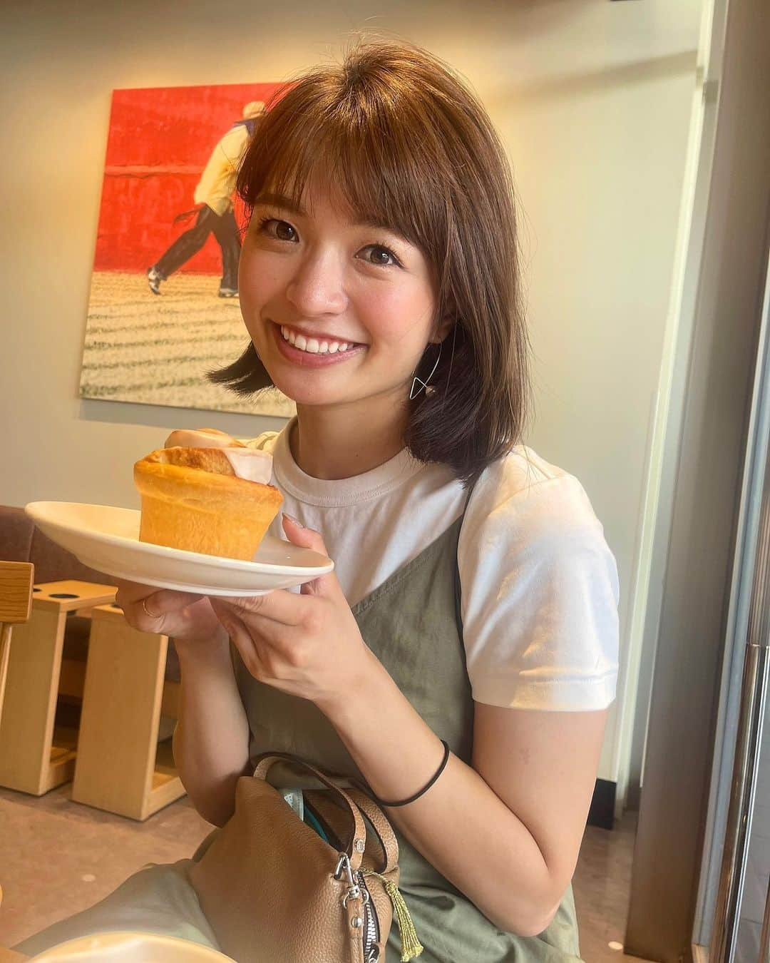 中谷萌さんのインスタグラム写真 - (中谷萌Instagram)「🧇🥞🥯🥮  シナモンロールだいすき🫶🏻  外側からロールをペラペラはがしていってある程度食べていったら中心を横に倒して切って食べてます☺️  同じ食べ方のひと〜？🙌  みなさん、スタバいったら 絶対頼むものとかありますか？☺️🧋  #腕のゴムダサすぎ問題」7月31日 19時52分 - n_moepi_fbs