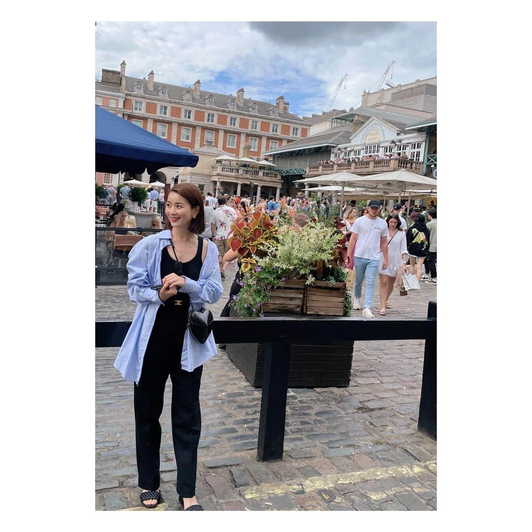 秋元玲奈さんのインスタグラム写真 - (秋元玲奈Instagram)「Covent garden 散策し、家で久しぶりに「My fair lady」の映画を観る。そんな土曜日🇬🇧  #london #londonlife #coventgarden  #myfairlady  #ロンドン日記 shirts#patou pants#marni belt#celine bag#alaïa」7月31日 19時58分 - rena_akimoto