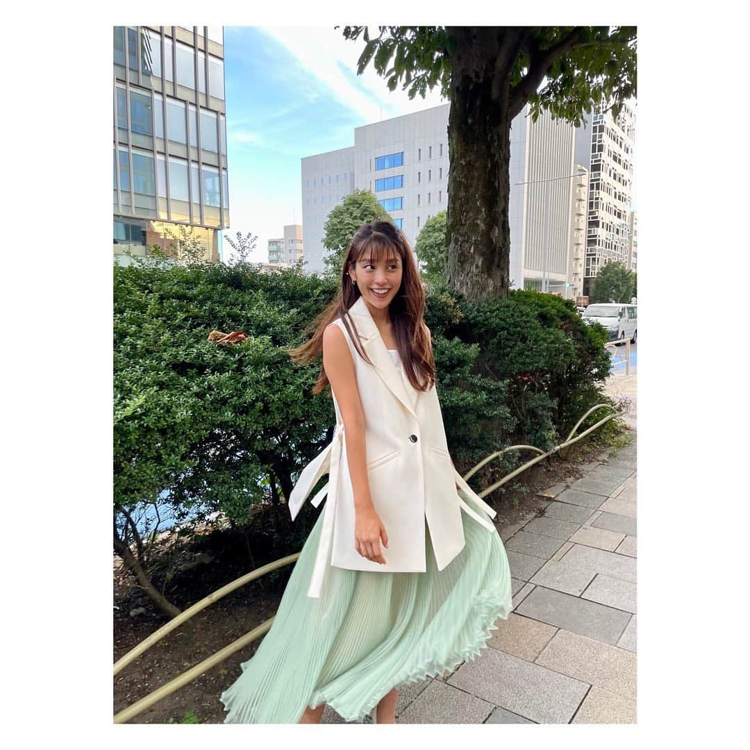 岡副麻希さんのインスタグラム写真 - (岡副麻希Instagram)「. 楽天 Brand Day Special Live🌞 ⁡ この夏、新たにお迎えしたくなる お気に入りさんに出会えましたか？ みなさまの夏が よりステキなものとなりますように💛💛🌈 ⁡ ⁡ #最初耳を疑ったほどの視聴数 #誰だっていいものをお得にお買い物したい🤪 #生配信ならではのやりとり #ご参加ありがとうございました！♡ ⁡ ⁡ ⁡ ＊＊＊ ⁡ アーカイブは8月6日18時ごろまでご覧いただけます。ただし、Live中に発行致しましたクーポンの使用期限は今夜7月31日23時59分までです。 ぜひこの機会に夏のQOLをあげてくれるアイテムをお迎えしてみるなどいかがでしょうか🌈❤️💛 ⁡ 衣装 tops#frayid  skirt#adelly pierce#starjewelry  ⁡ ⁡ ⁡ ⁡」7月31日 20時01分 - maki_okazoe_official