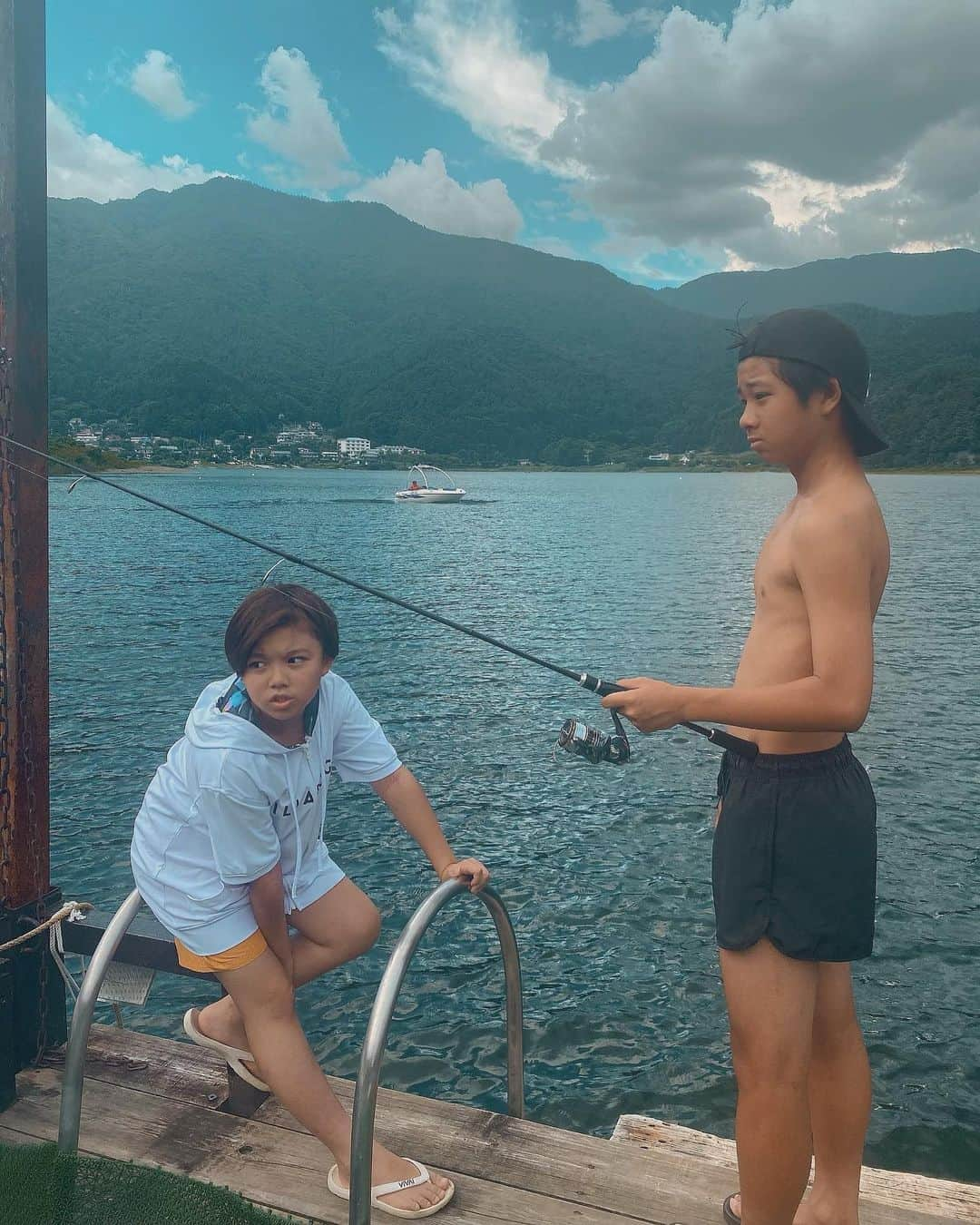 難波サキさんのインスタグラム写真 - (難波サキInstagram)「Jの夏休みリクエストその一つ、釣り🎣day😆and BBQ🍖してきた‼︎  in 河口湖🫧  久しぶりにルリ @luii に会えて楽しかったJさん🌈良かった良かった👏🏼 釣れんかったからリベンジしますw  オカンたちも久しぶりに会えたからはしゃいじゃった🤪  #夏休み#釣り初心者 w #男の子ママ #シンママ #河口湖」7月31日 20時12分 - sakinanba