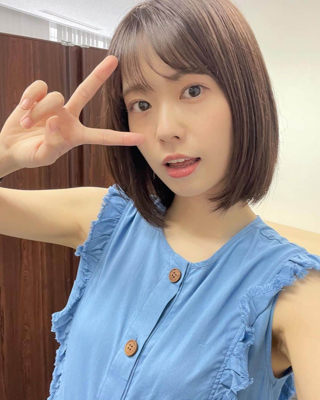 小田えりなさんのインスタグラム写真 - (小田えりなInstagram)「#オンラインお話し会 ありがとうございました💙 腕出し、肩出し、夏、でした！！！  #fashion #ootd #青」7月31日 20時29分 - odenchannn