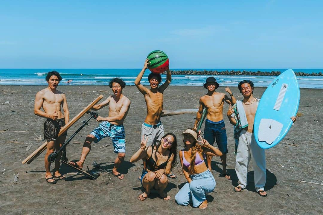 野口啓代さんのインスタグラム写真 - (野口啓代Instagram)「一ノ宮で人生初🏄‍♂️🫧 全く泳げない私ですが.. プロレベルに上手い方々に教えてもらってちょびっと立てたよー🐥  @akariii_72 ちゃんと向き合って何度もおんなじ波立てて超楽しかった〜🫶🏻💕サーフィンはまりそうだわ🌈  ビーチバレー姿は農作業👩🏻‍🌾🥕笑笑  夜はolioliでBBQ🍖 最高の夏の想い出ありがとう🐠🌴 池田くんの友達の方々いつもおもてなし本当に感謝🥹🙏🏻✨  #サーフィン #一ノ宮 @yudai__ikeda  @akariii_72  @olioli_climbing.gym  @takumi_tukisima  @kotaro_nishida」7月31日 22時00分 - noguchi_akiyo