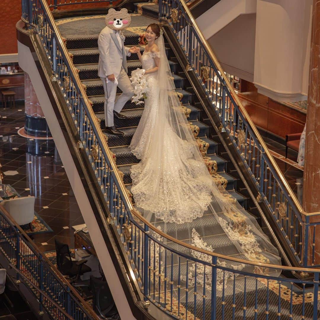 宮崎宣子さんのインスタグラム写真 - (宮崎宣子Instagram)「先日、結婚式を挙げました。  ホテル側の万全の換気設備と十分な広さを確保し、マスク着用で執り行いました。  今回お集まり頂きましたのは、 これまでではなく、これから夫婦で仲良くさせて頂きたい方ということで、まだ出会って日が浅い方もいらっしゃいました。  私が2回目ということもあり、そこを明るく笑い飛ばして進行してくれるNONSTYLE井上さんに司会をお願いし、  挙式は大真面目に、披露宴はとにかく楽しくということで、秀さんと入場させて頂きました。  正直この日を迎えるまでが大変過ぎて、 披露宴準備と大学院の試験期間が重なって、今何を優先すべきかを常に問われて勉強の合間に準備してを繰り返しておりました。  大学院の自習室で皆さん勉強する中、私は必死に台本を書いてました。  式の2日前まで朝1限から5限のゼミ終りまでビッシリ入っており、 自宅に戻ってから搬入準備したりと、 夫婦で満身創痍でした。  本当にこの日を迎えられたのが奇跡のようでした…  皆様の多大なるご協力を得て、無事開催することができましたことを心より感謝致します。  #結婚式 #披露宴 #まだレポート終わらない #これから少しずつアップしていきます  #満身創痍 #何をやってたか記憶にない #大学院の試験期間 #披露宴が重なってしまった #nonstyle井上 さん #中山秀征　さん #心から感謝  #ウエディングドレス #桂由美　さん #タキシード #ドン小西　さん」7月31日 22時13分 - miyazaki_nobuko