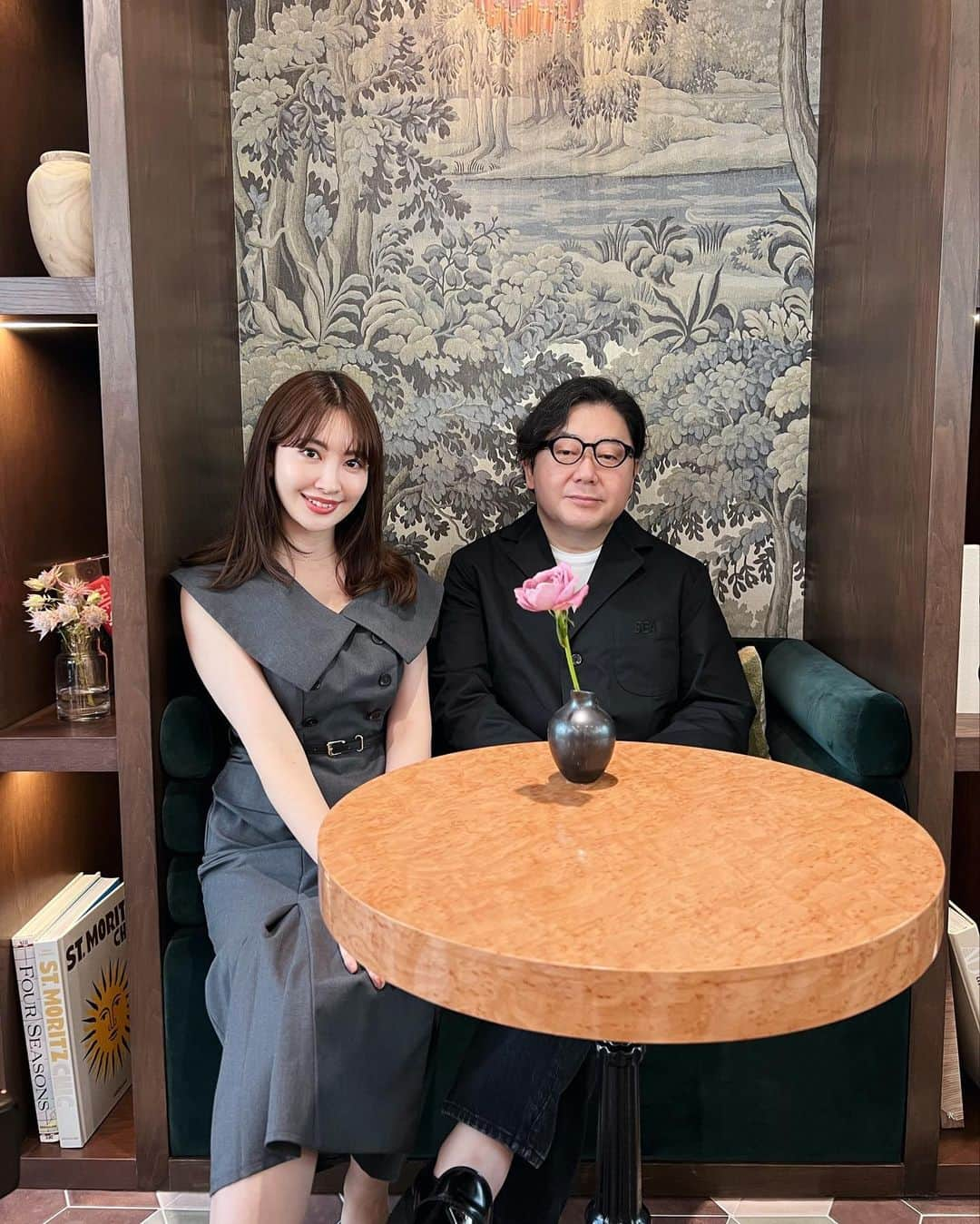 小嶋陽菜さんのインスタグラム写真 - (小嶋陽菜Instagram)「House of Hermeなんと❣️ 秋元さんにご来店いただきました！Her lip toをスタートしてから初めてだったので嬉しいです✨ AKB48卒業以来の2ショットな気がします！ ソロショットは映えながらも品格を感じますね。。🥹🫶🏻 秋元さんお忙しい中ありがとうございました❤️」7月31日 22時34分 - nyanchan22