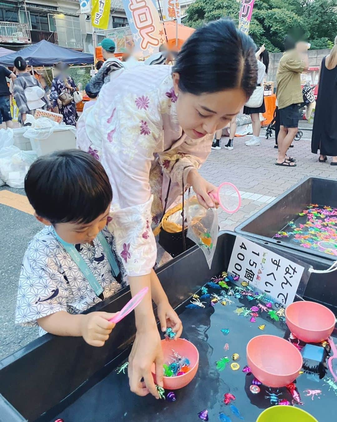 佐倉真衣さんのインスタグラム写真 - (佐倉真衣Instagram)「数年ぶりのお祭りへ…🥹🏮 息子にとっては物心ついてから初めての経験！くじ引きやおもちゃすくいに一生懸命で可愛い🤭  イルカさんの甚平は自分で選びました🐬 お友達とも家族ともいっぱい楽しんで、最後は寝落ちしました💙   #お祭り #浴衣 #甚平 #男の子ママ #夏祭り」7月31日 23時11分 - maitanaka20