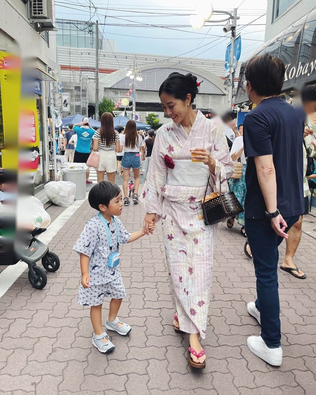 佐倉真衣さんのインスタグラム写真 - (佐倉真衣Instagram)「数年ぶりのお祭りへ…🥹🏮 息子にとっては物心ついてから初めての経験！くじ引きやおもちゃすくいに一生懸命で可愛い🤭  イルカさんの甚平は自分で選びました🐬 お友達とも家族ともいっぱい楽しんで、最後は寝落ちしました💙   #お祭り #浴衣 #甚平 #男の子ママ #夏祭り」7月31日 23時11分 - maitanaka20