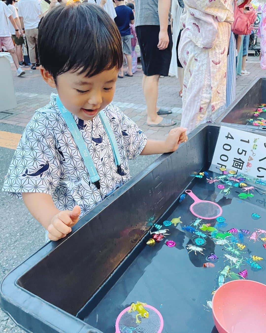 佐倉真衣さんのインスタグラム写真 - (佐倉真衣Instagram)「数年ぶりのお祭りへ…🥹🏮 息子にとっては物心ついてから初めての経験！くじ引きやおもちゃすくいに一生懸命で可愛い🤭  イルカさんの甚平は自分で選びました🐬 お友達とも家族ともいっぱい楽しんで、最後は寝落ちしました💙   #お祭り #浴衣 #甚平 #男の子ママ #夏祭り」7月31日 23時11分 - maitanaka20